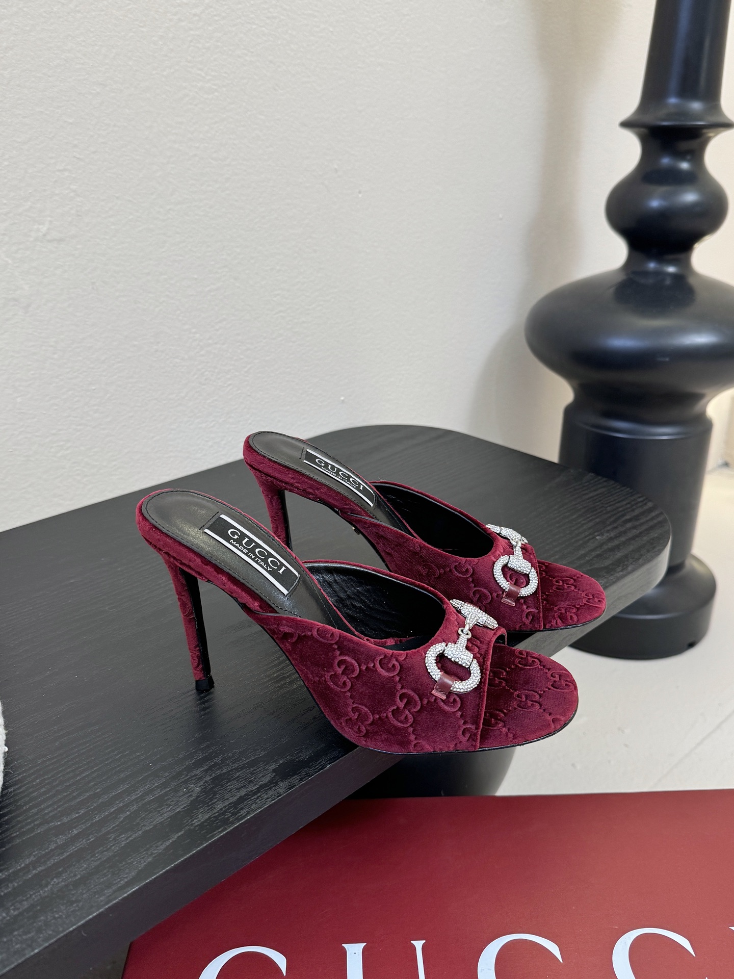 2025夏季 Gucci 最新D字浅金马衔扣丝绒半拖 凉鞋这款女士夹趾凉鞋搭配饰经典大D新马衔扣细节金色