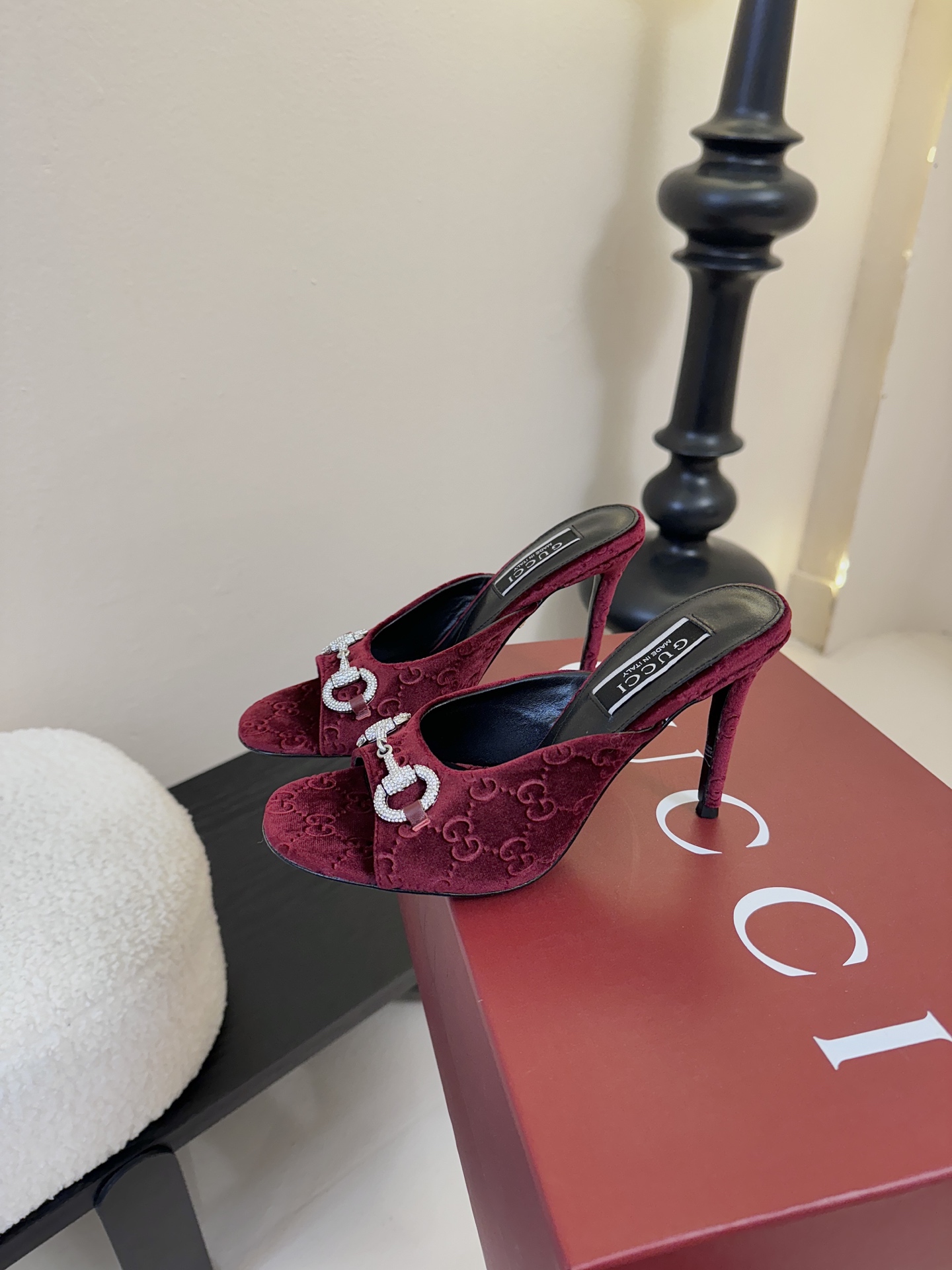 2025夏季 Gucci 最新D字浅金马衔扣丝绒半拖 凉鞋这款女士夹趾凉鞋搭配饰经典大D新马衔扣细节金色