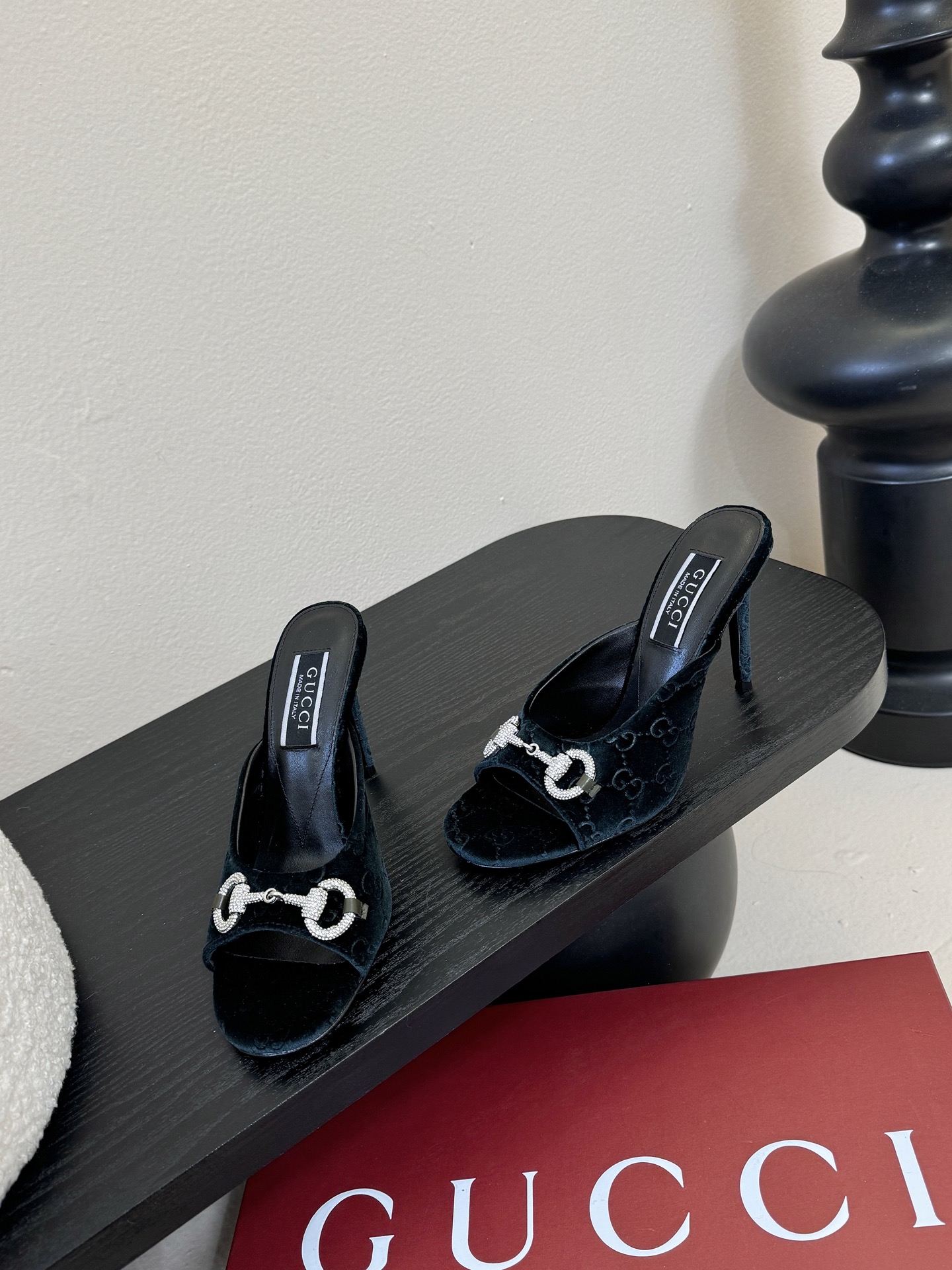 2025夏季 Gucci 最新D字浅金马衔扣丝绒半拖 凉鞋这款女士夹趾凉鞋搭配饰经典大D新马衔扣细节金色