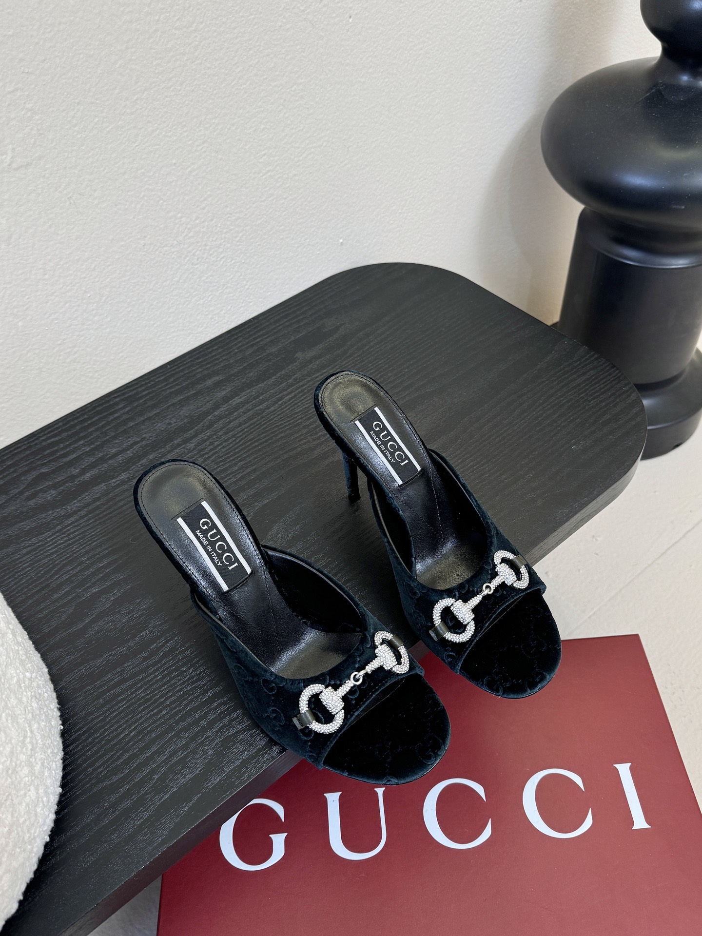 2025夏季 Gucci 最新D字浅金马衔扣丝绒半拖 凉鞋这款女士夹趾凉鞋搭配饰经典大D新马衔扣细节金色