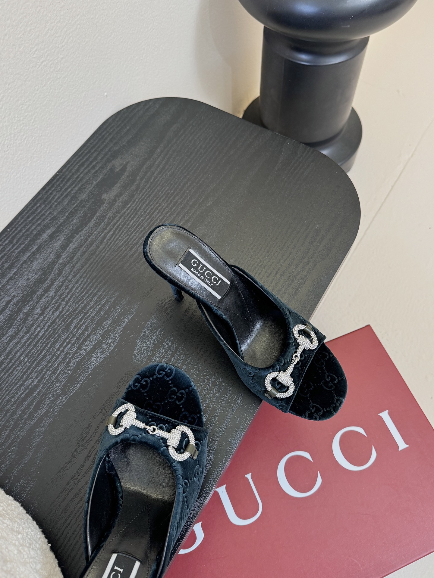 2025夏季 Gucci 最新D字浅金马衔扣丝绒半拖 凉鞋这款女士夹趾凉鞋搭配饰经典大D新马衔扣细节金色