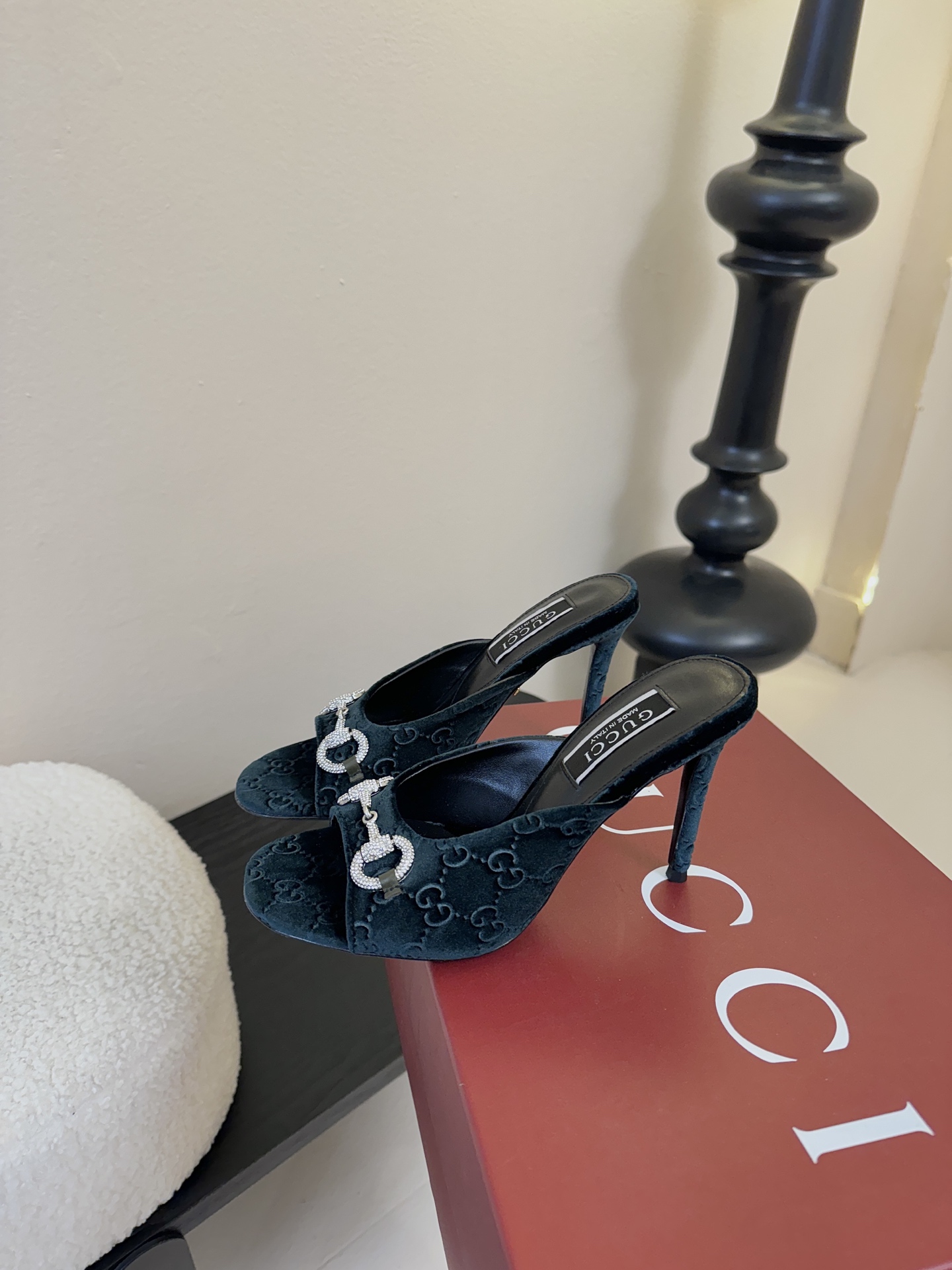 2025夏季 Gucci 最新D字浅金马衔扣丝绒半拖 凉鞋这款女士夹趾凉鞋搭配饰经典大D新马衔扣细节金色