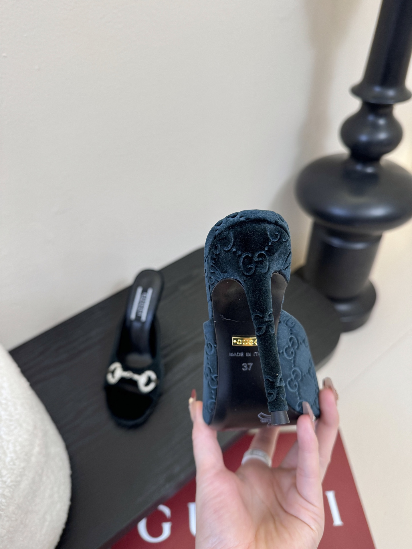 2025夏季 Gucci 最新D字浅金马衔扣丝绒半拖 凉鞋这款女士夹趾凉鞋搭配饰经典大D新马衔扣细节金色