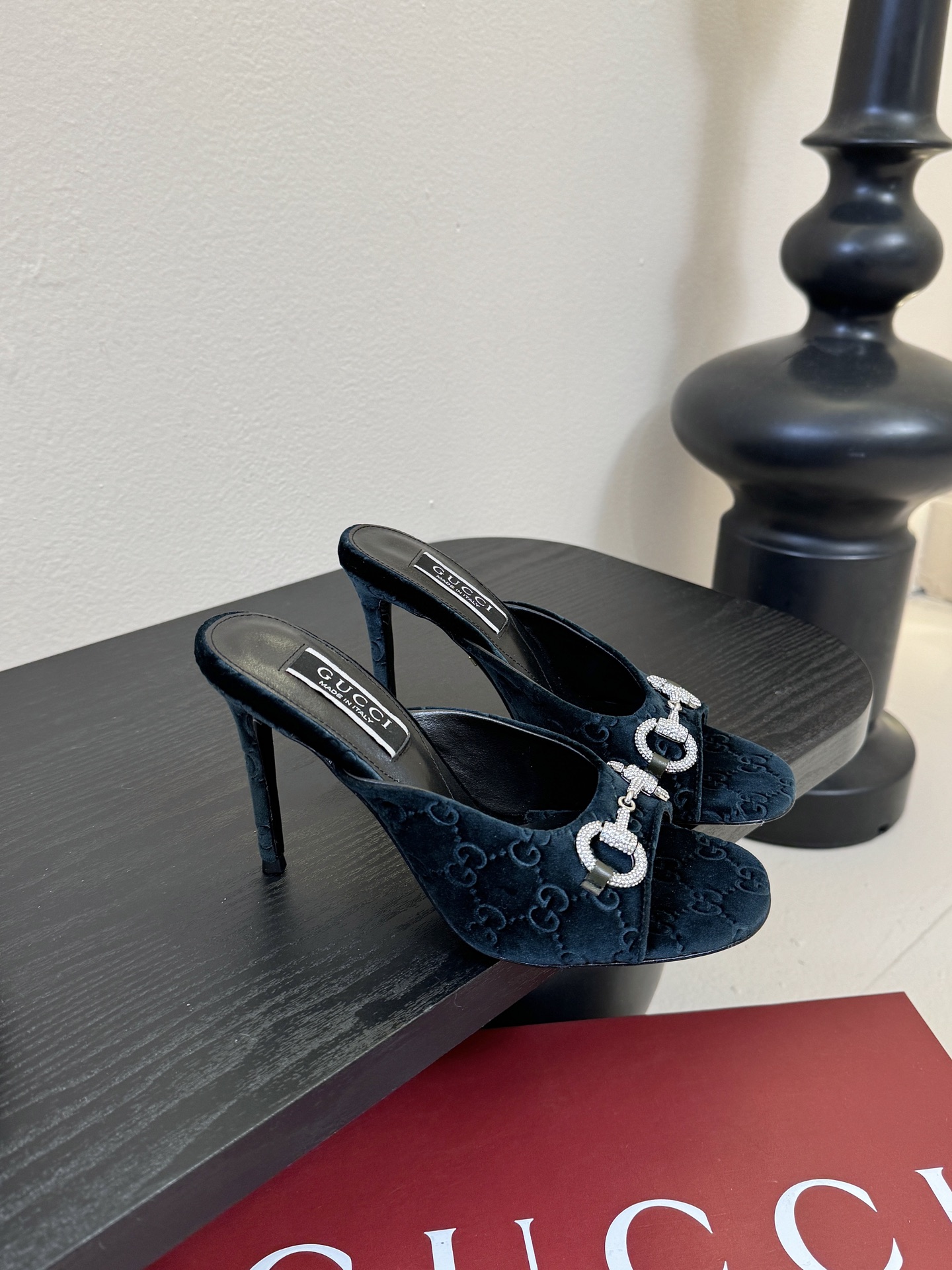 2025夏季 Gucci 最新D字浅金马衔扣丝绒半拖 凉鞋这款女士夹趾凉鞋搭配饰经典大D新马衔扣细节金色