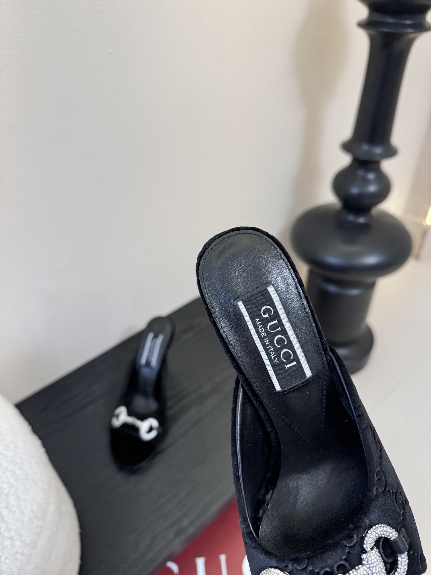 2025夏季 Gucci 最新D字浅金马衔扣丝绒半拖 凉鞋这款女士夹趾凉鞋搭配饰经典大D新马衔扣细节金色