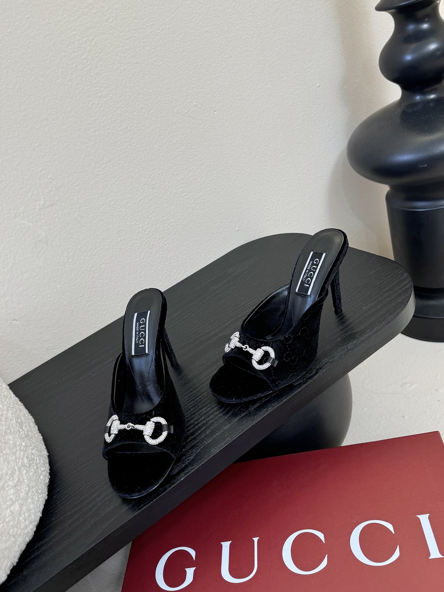 2025夏季 Gucci 最新D字浅金马衔扣丝绒半拖 凉鞋这款女士夹趾凉鞋搭配饰经典大D新马衔扣细节金色