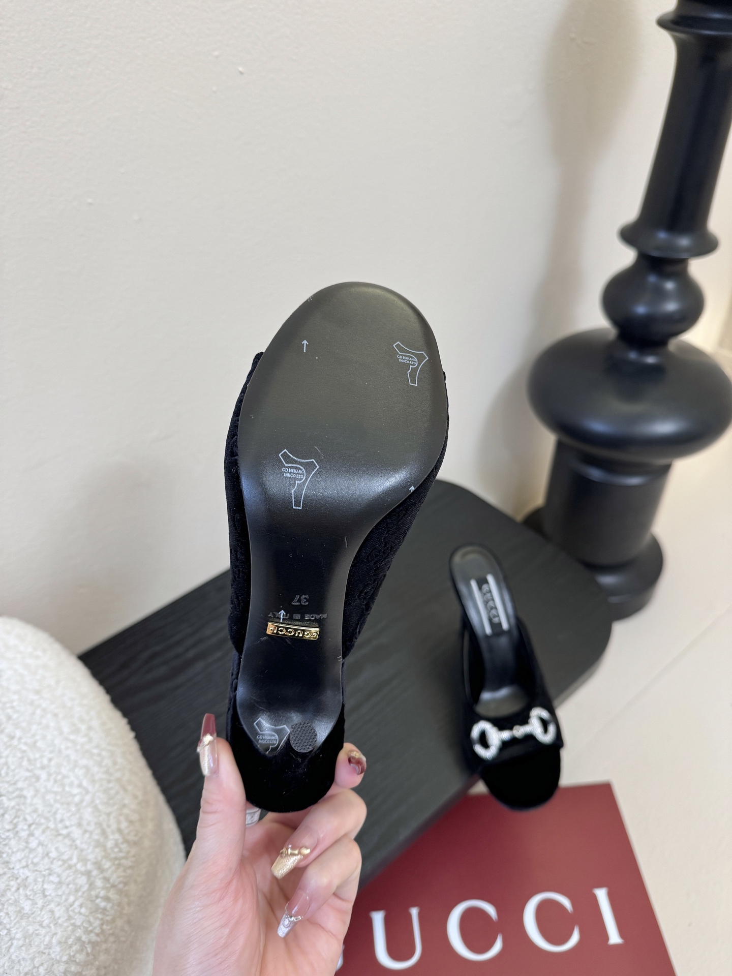 2025夏季 Gucci 最新D字浅金马衔扣丝绒半拖 凉鞋这款女士夹趾凉鞋搭配饰经典大D新马衔扣细节金色