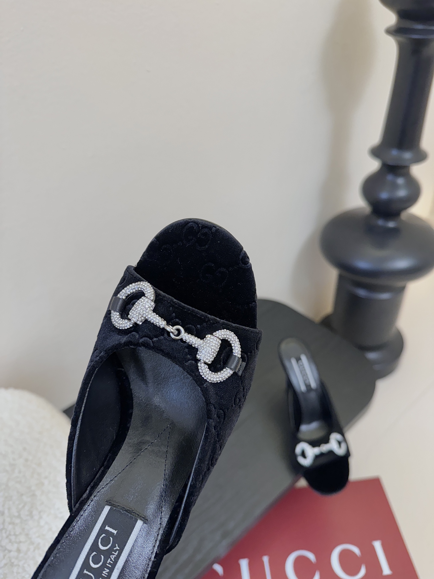 2025夏季 Gucci 最新D字浅金马衔扣丝绒半拖 凉鞋这款女士夹趾凉鞋搭配饰经典大D新马衔扣细节金色