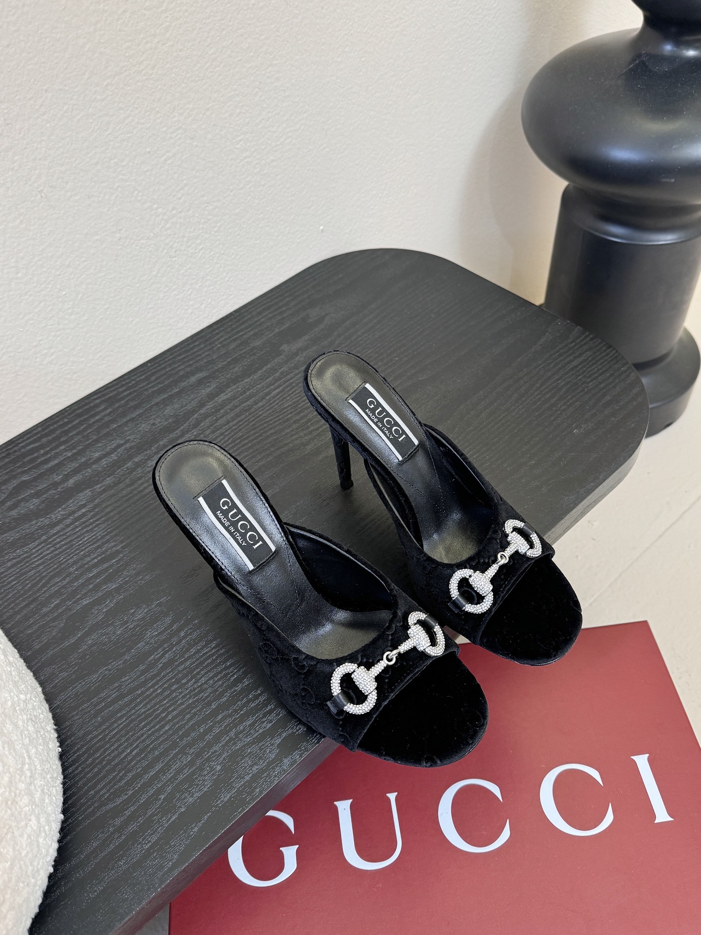 2025夏季 Gucci 最新D字浅金马衔扣丝绒半拖 凉鞋这款女士夹趾凉鞋搭配饰经典大D新马衔扣细节金色