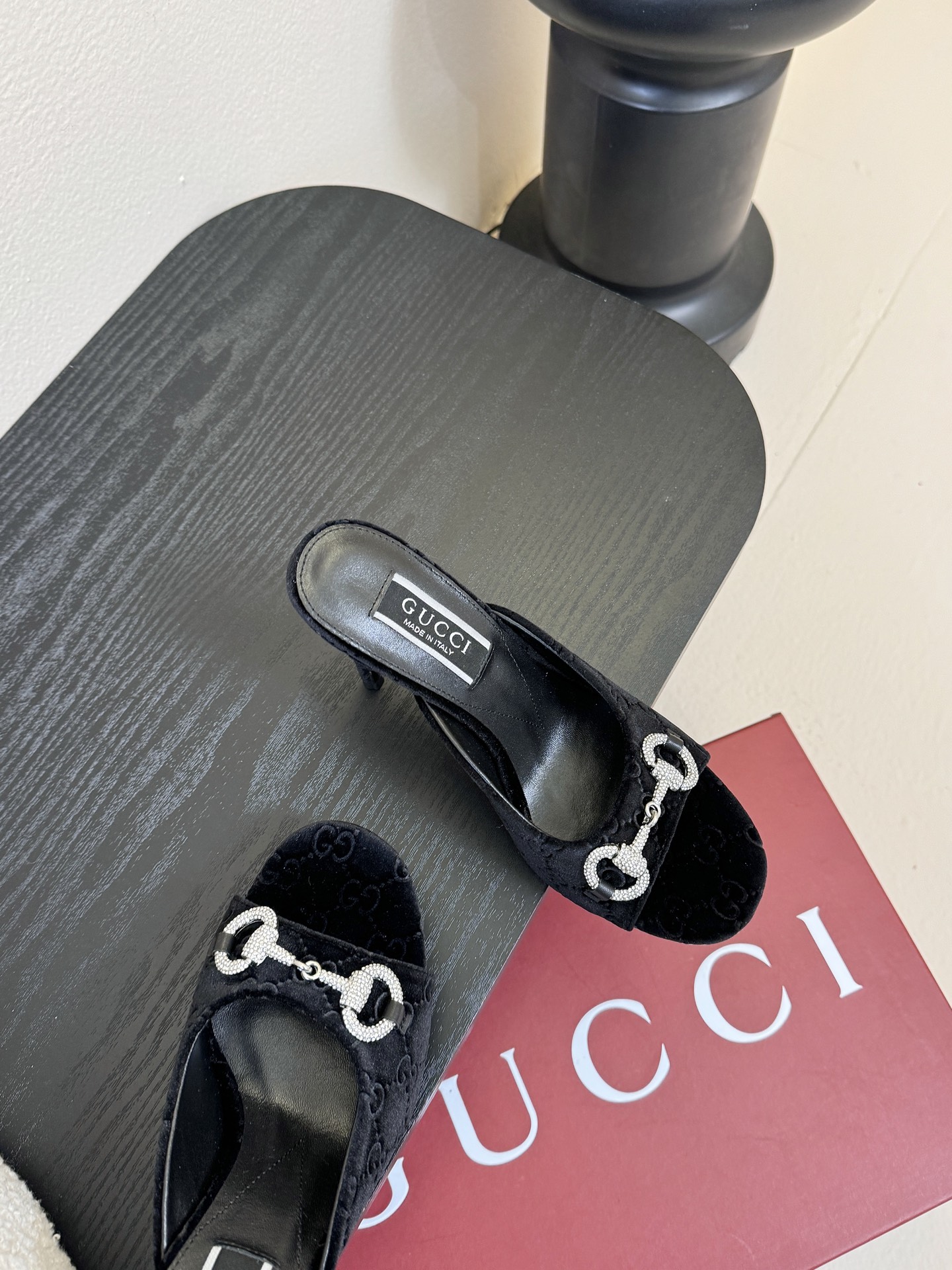 2025夏季 Gucci 最新D字浅金马衔扣丝绒半拖 凉鞋这款女士夹趾凉鞋搭配饰经典大D新马衔扣细节金色