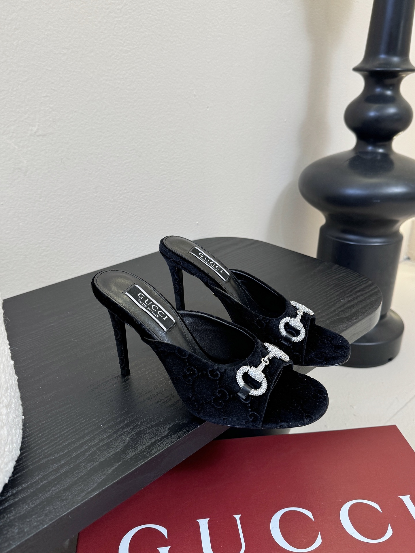 2025夏季 Gucci 最新D字浅金马衔扣丝绒半拖 凉鞋这款女士夹趾凉鞋搭配饰经典大D新马衔扣细节金色