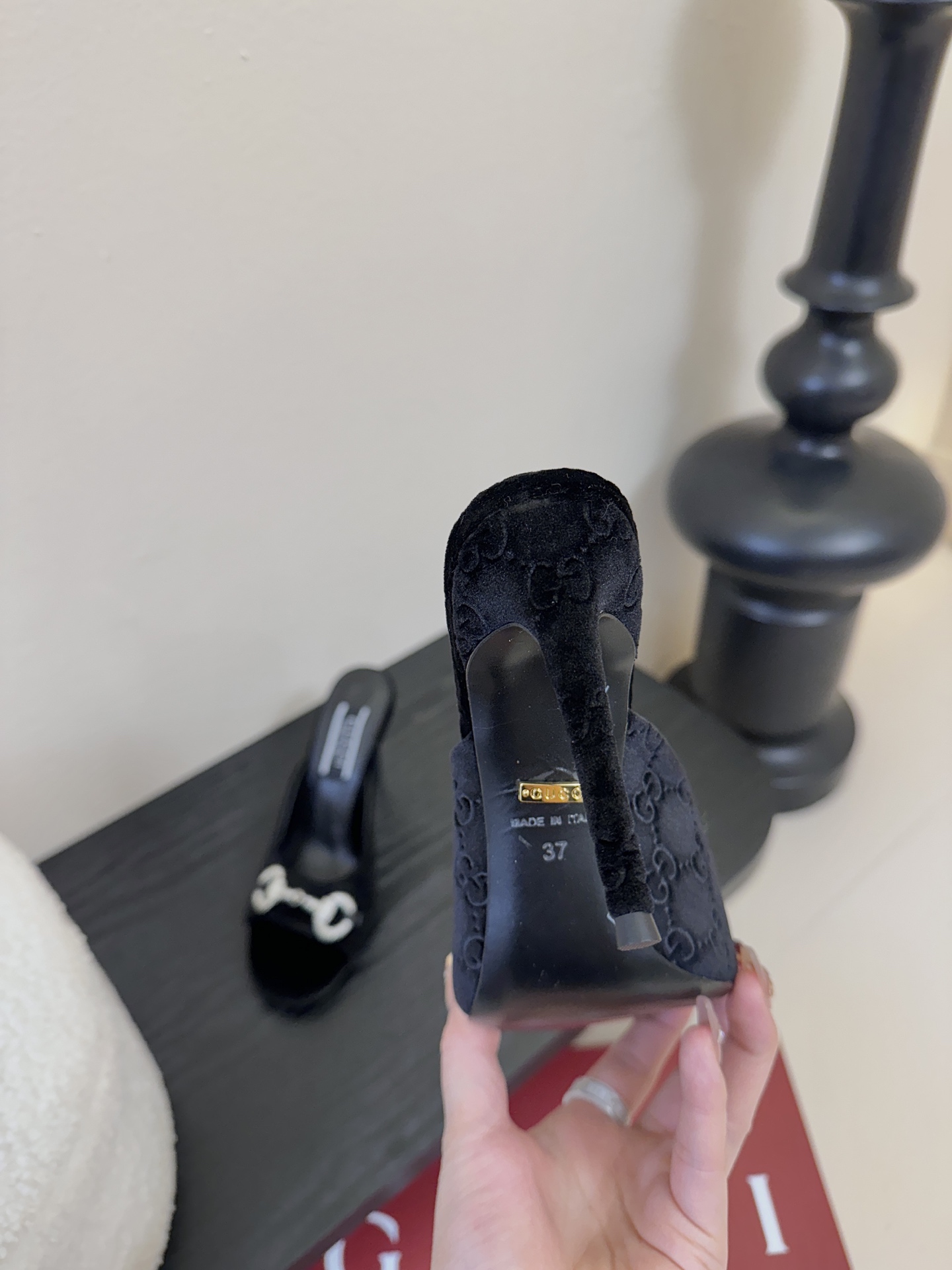 2025夏季 Gucci 最新D字浅金马衔扣丝绒半拖 凉鞋这款女士夹趾凉鞋搭配饰经典大D新马衔扣细节金色