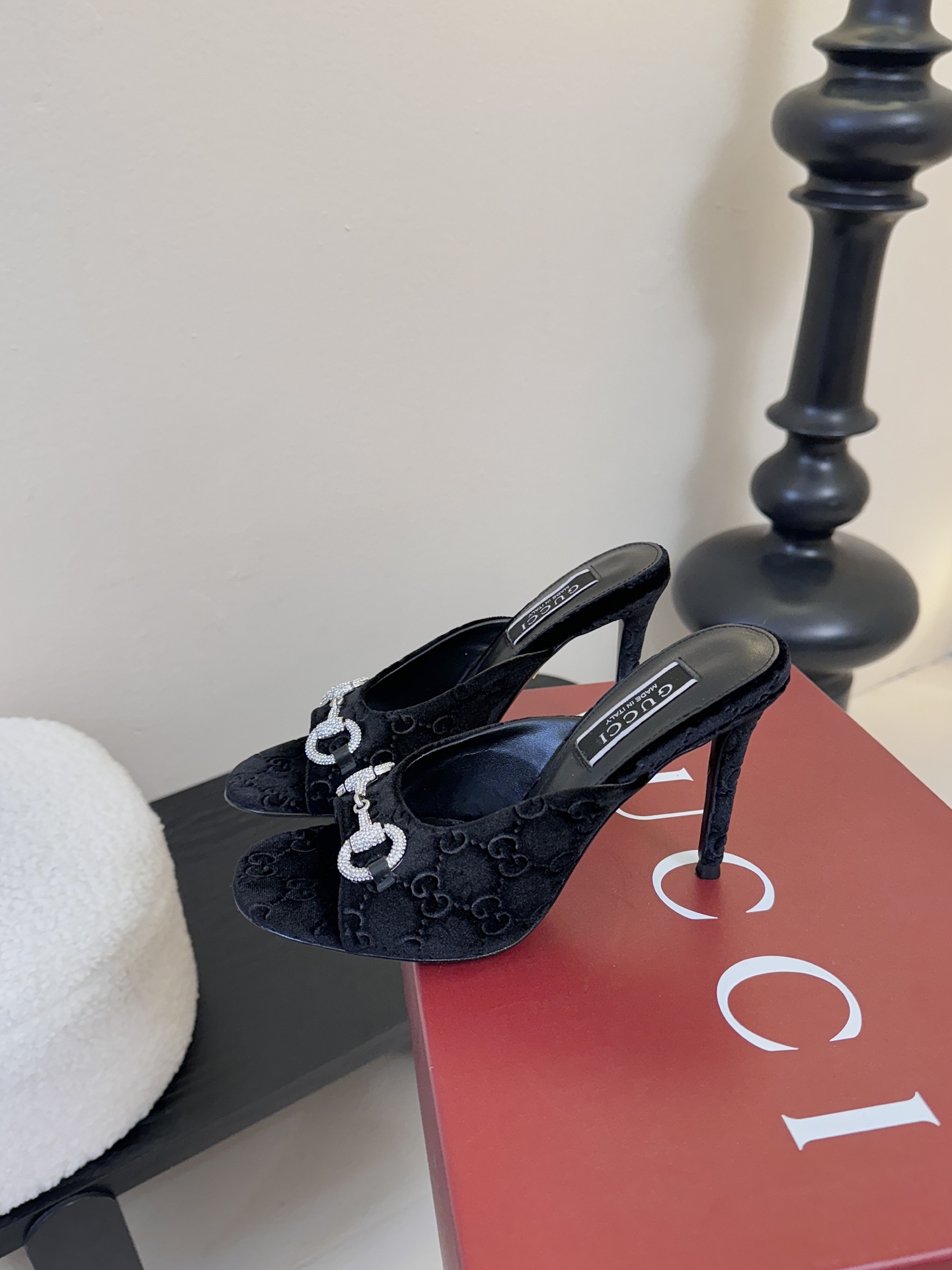 2025夏季 Gucci 最新D字浅金马衔扣丝绒半拖 凉鞋这款女士夹趾凉鞋搭配饰经典大D新马衔扣细节金色