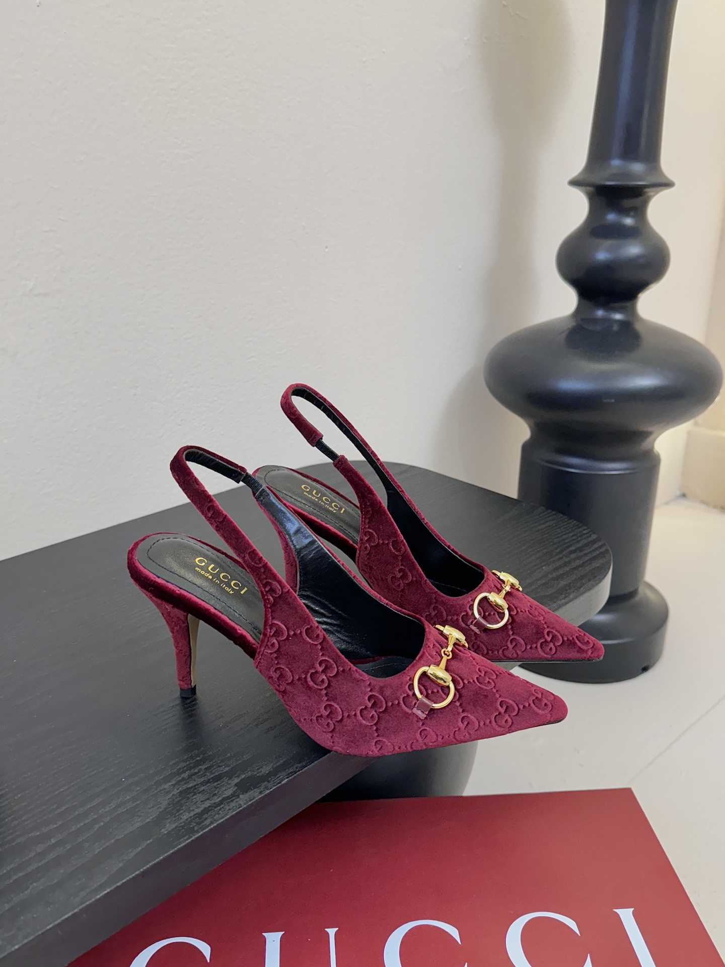 2025夏季 Gucci 最新D字浅金马衔扣丝绒半拖 凉鞋这款女士夹趾凉鞋搭配饰经典大D新马衔扣细节金色