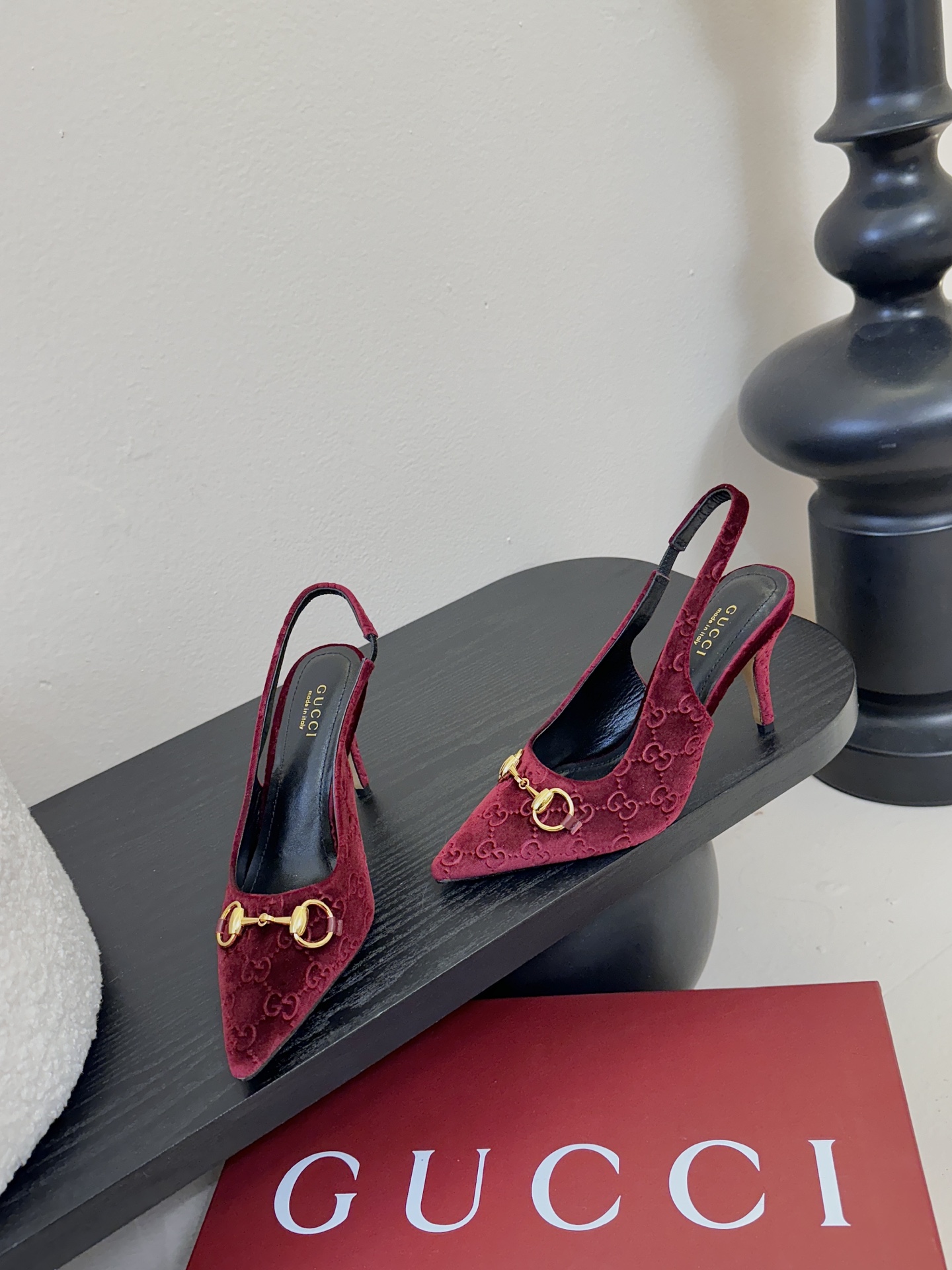 2025夏季 Gucci 最新D字浅金马衔扣丝绒半拖 凉鞋这款女士夹趾凉鞋搭配饰经典大D新马衔扣细节金色