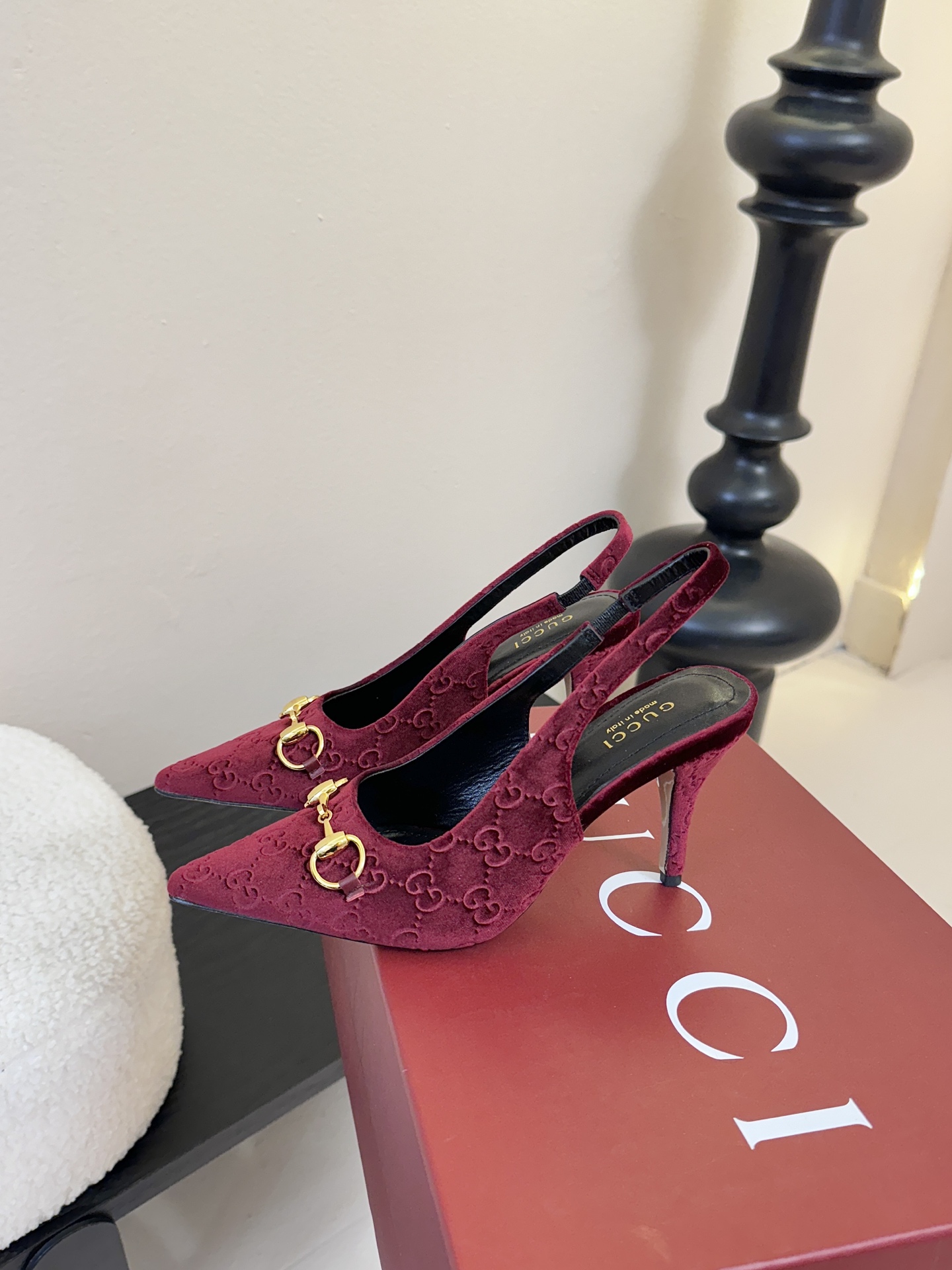 2025夏季 Gucci 最新D字浅金马衔扣丝绒半拖 凉鞋这款女士夹趾凉鞋搭配饰经典大D新马衔扣细节金色