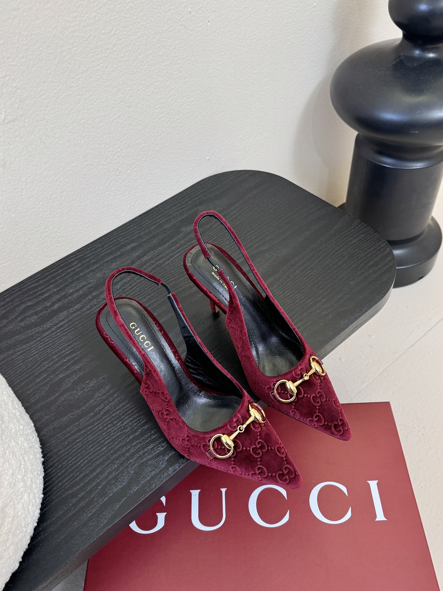 2025夏季 Gucci 最新D字浅金马衔扣丝绒半拖 凉鞋这款女士夹趾凉鞋搭配饰经典大D新马衔扣细节金色