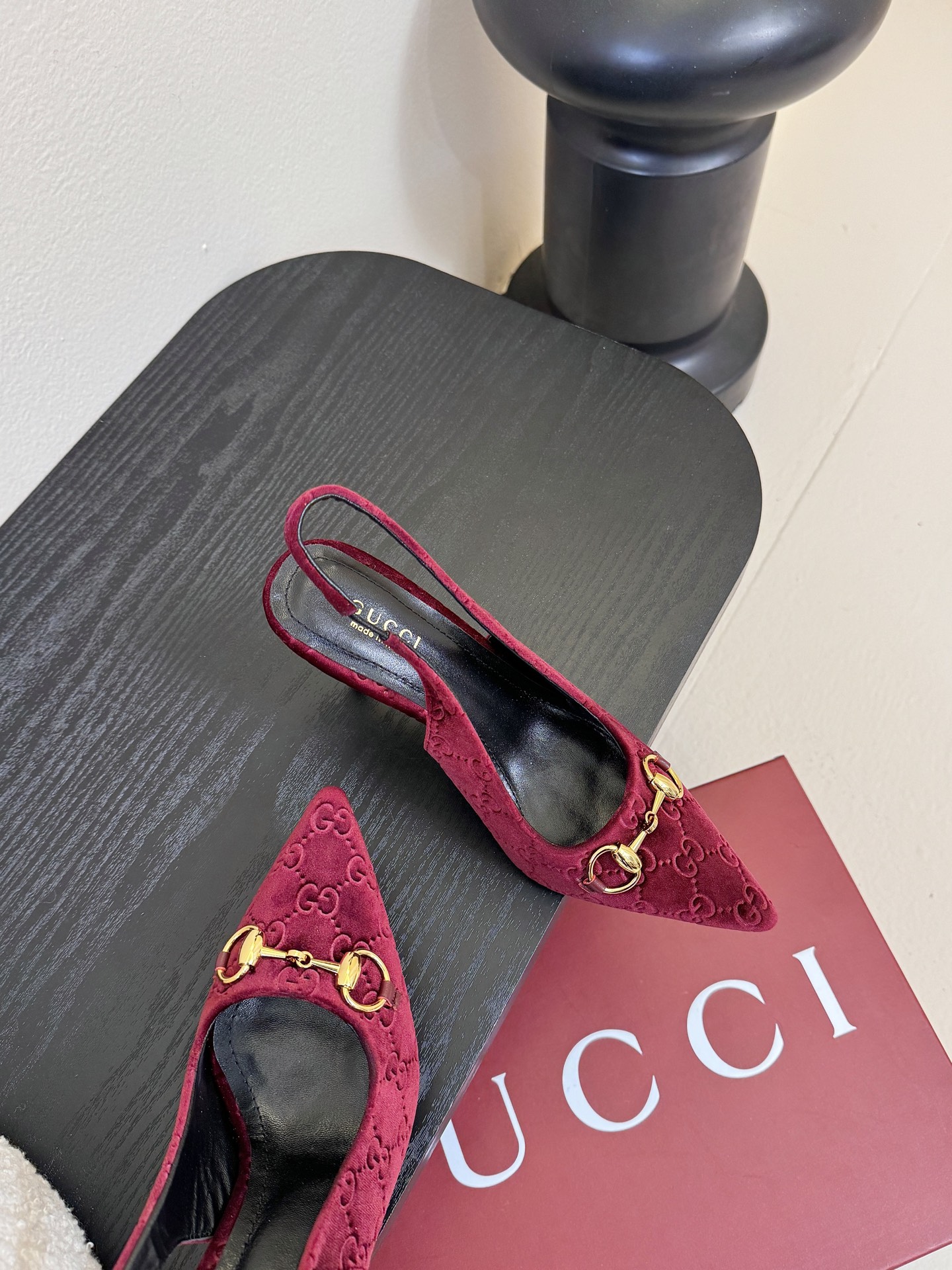 2025夏季 Gucci 最新D字浅金马衔扣丝绒半拖 凉鞋这款女士夹趾凉鞋搭配饰经典大D新马衔扣细节金色