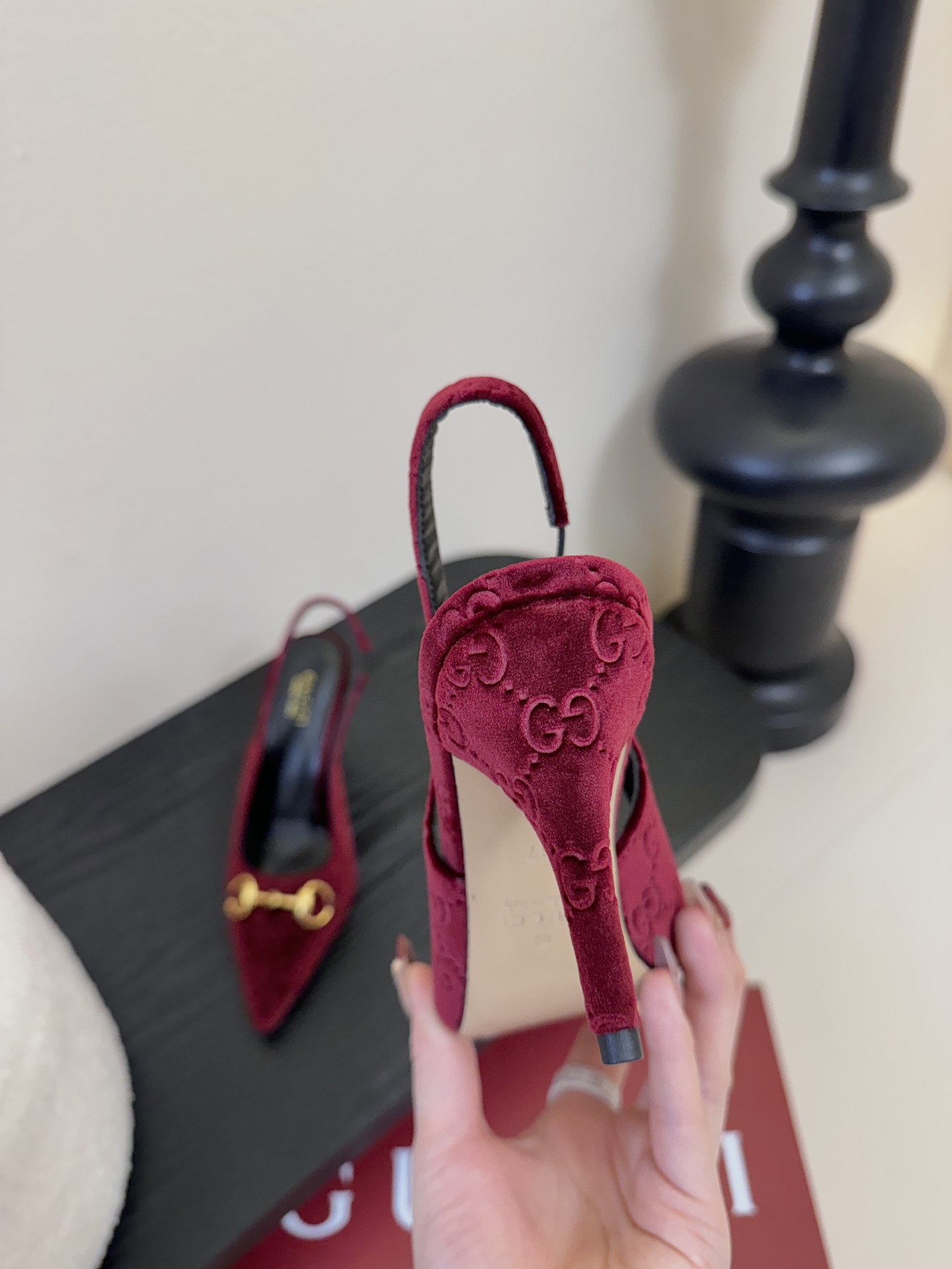 2025夏季 Gucci 最新D字浅金马衔扣丝绒半拖 凉鞋这款女士夹趾凉鞋搭配饰经典大D新马衔扣细节金色