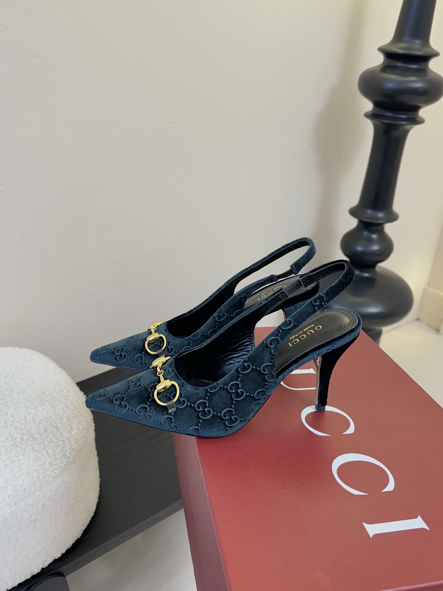 2025夏季 Gucci 最新D字浅金马衔扣丝绒半拖 凉鞋这款女士夹趾凉鞋搭配饰经典大D新马衔扣细节金色