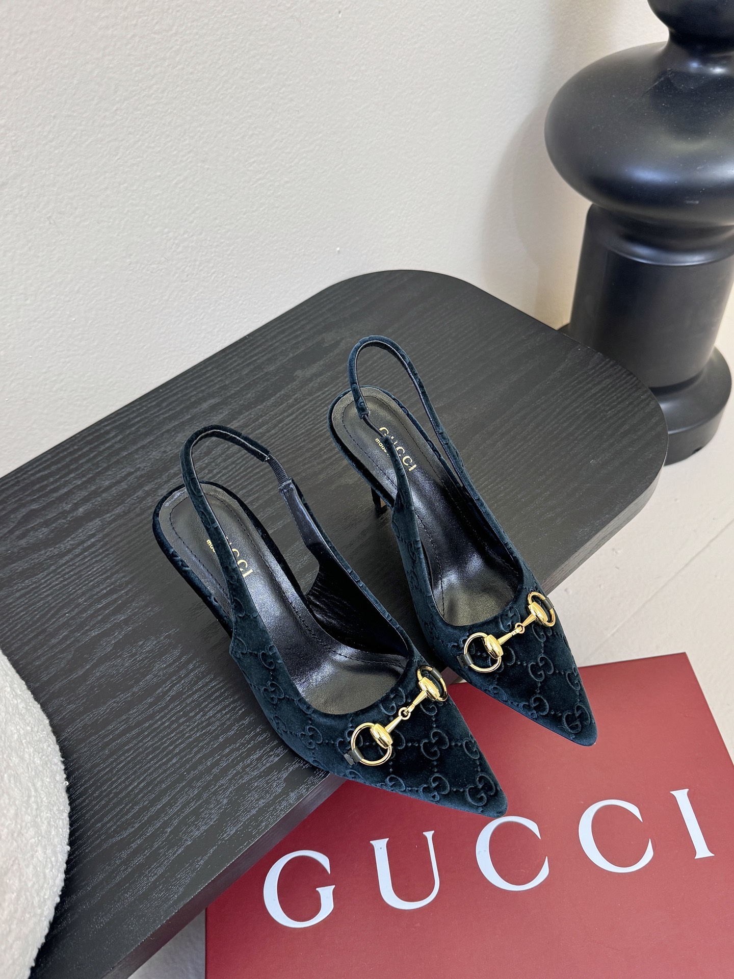 2025夏季 Gucci 最新D字浅金马衔扣丝绒半拖 凉鞋这款女士夹趾凉鞋搭配饰经典大D新马衔扣细节金色