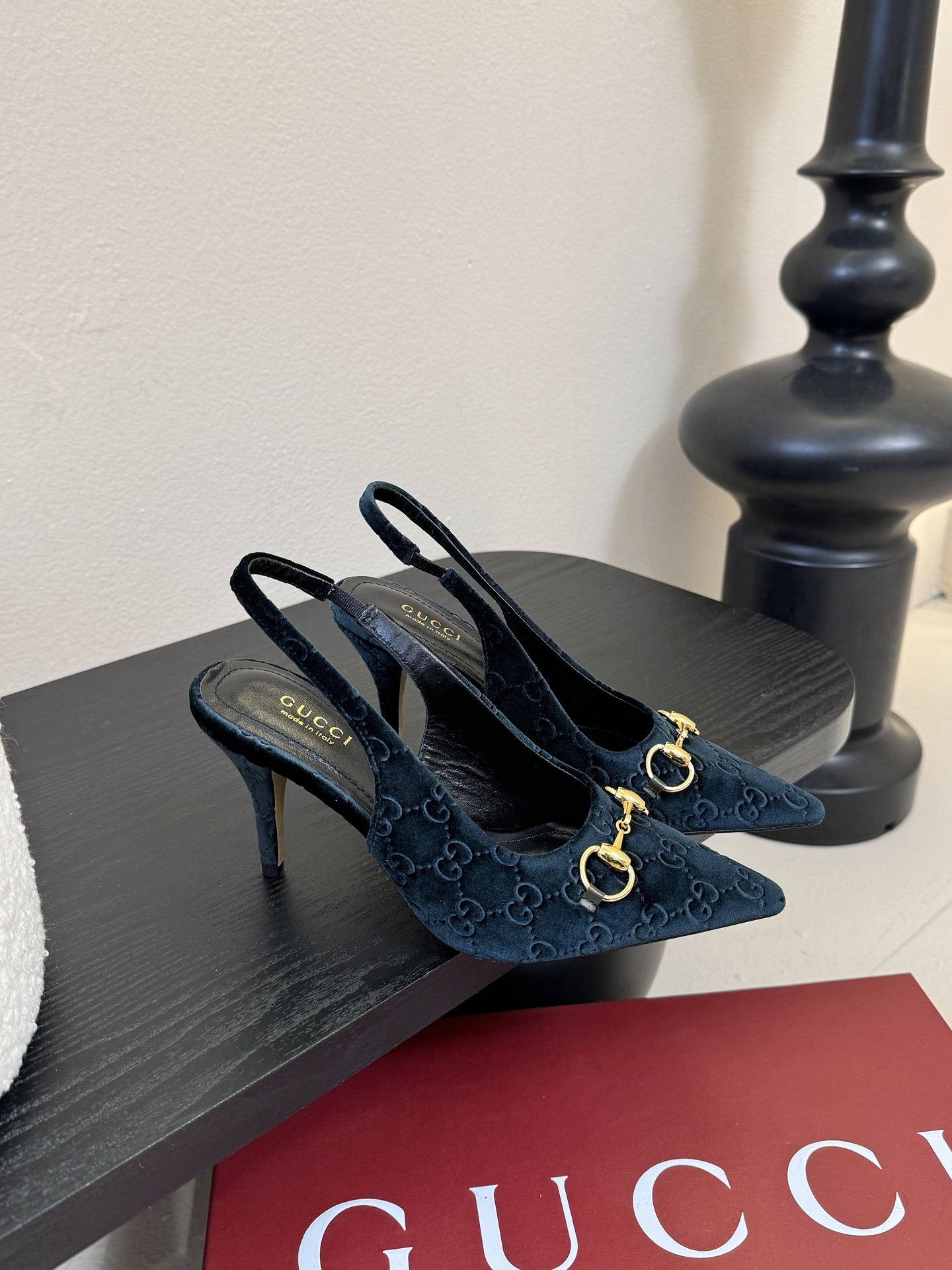 2025夏季 Gucci 最新D字浅金马衔扣丝绒半拖 凉鞋这款女士夹趾凉鞋搭配饰经典大D新马衔扣细节金色