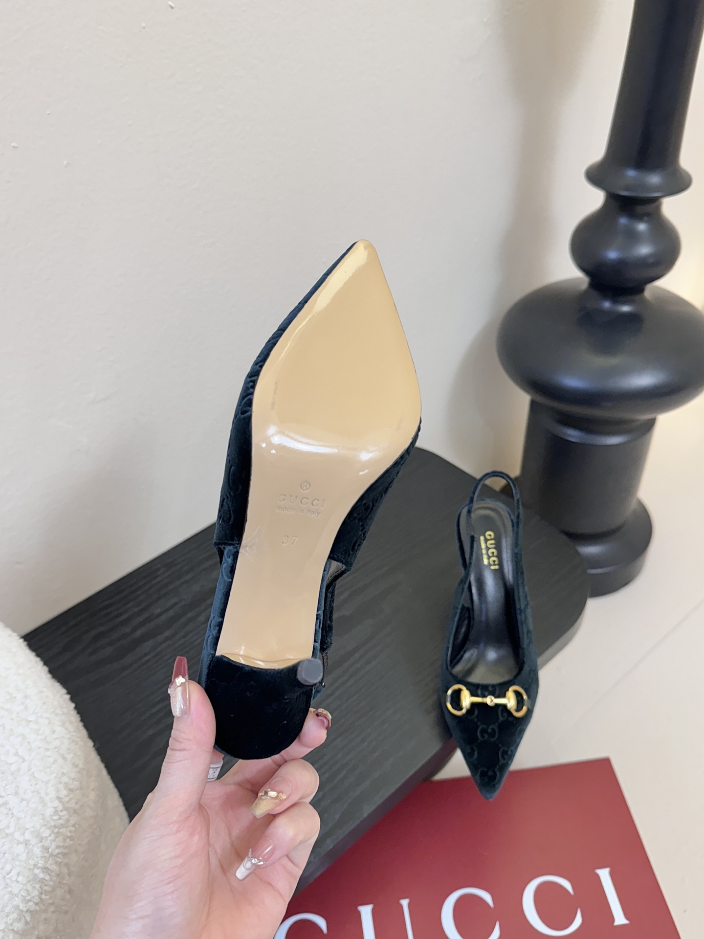 2025夏季 Gucci 最新D字浅金马衔扣丝绒半拖 凉鞋这款女士夹趾凉鞋搭配饰经典大D新马衔扣细节金色