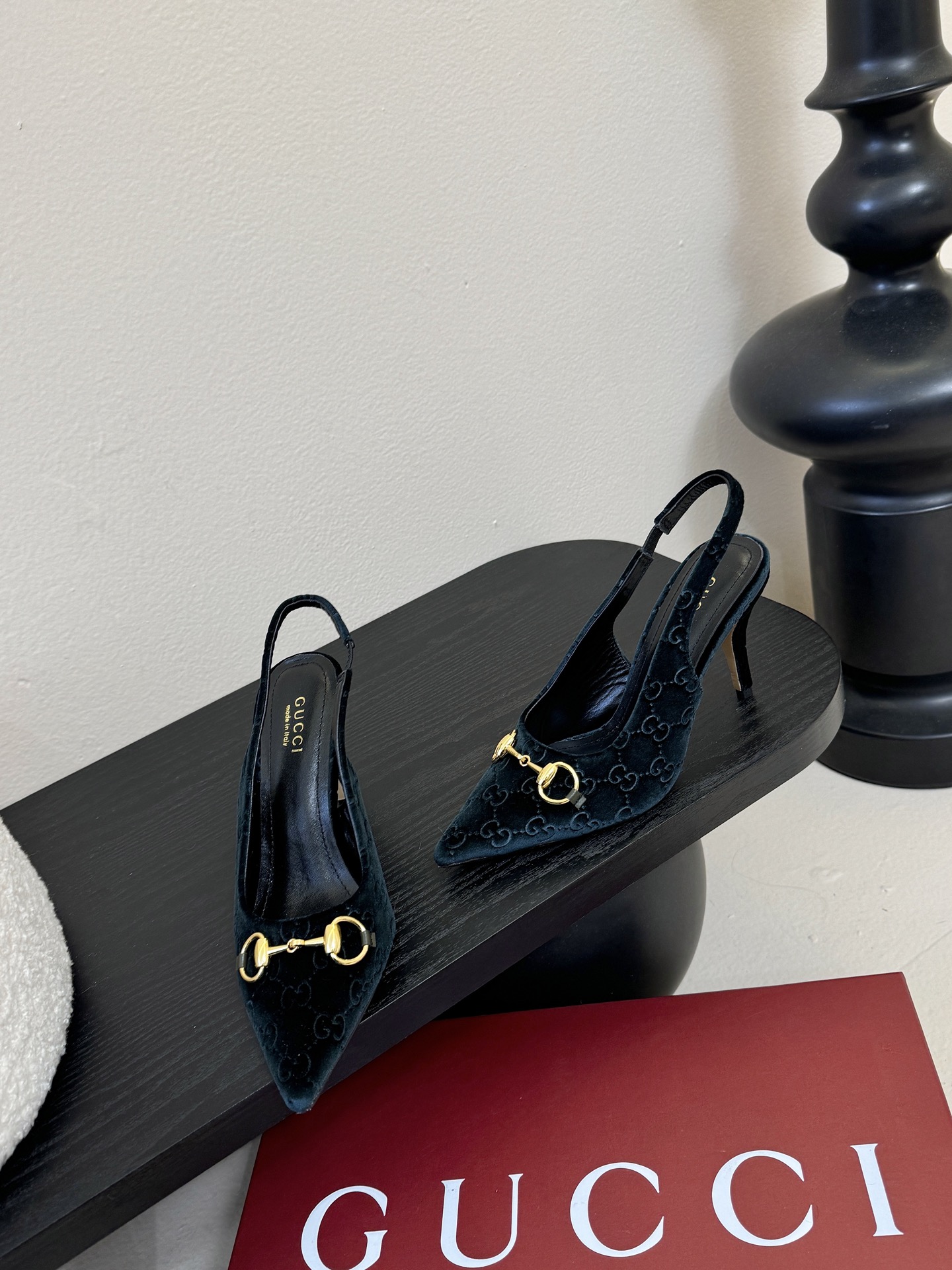 2025夏季 Gucci 最新D字浅金马衔扣丝绒半拖 凉鞋这款女士夹趾凉鞋搭配饰经典大D新马衔扣细节金色