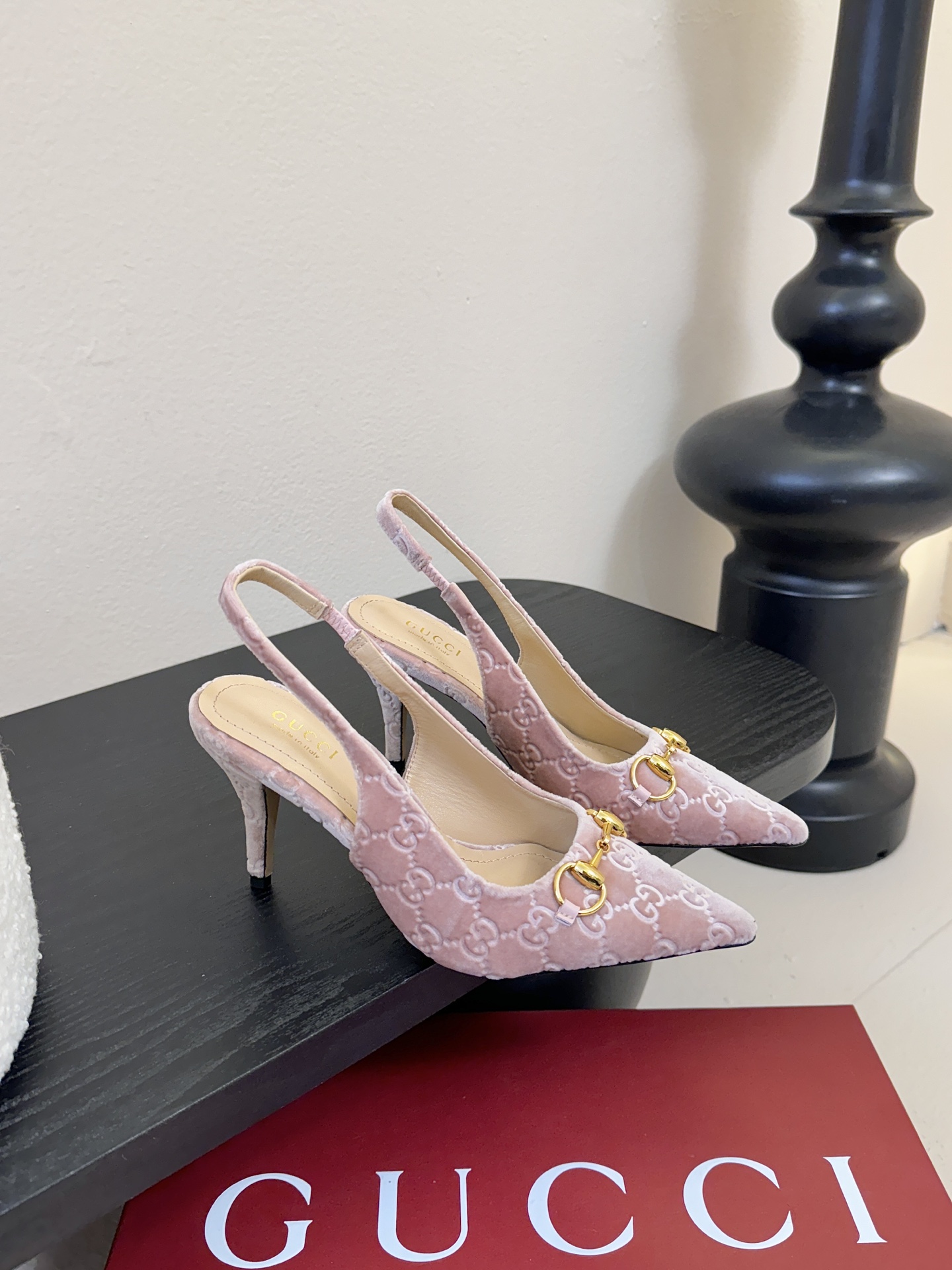 2025夏季 Gucci 最新D字浅金马衔扣丝绒半拖 凉鞋这款女士夹趾凉鞋搭配饰经典大D新马衔扣细节金色