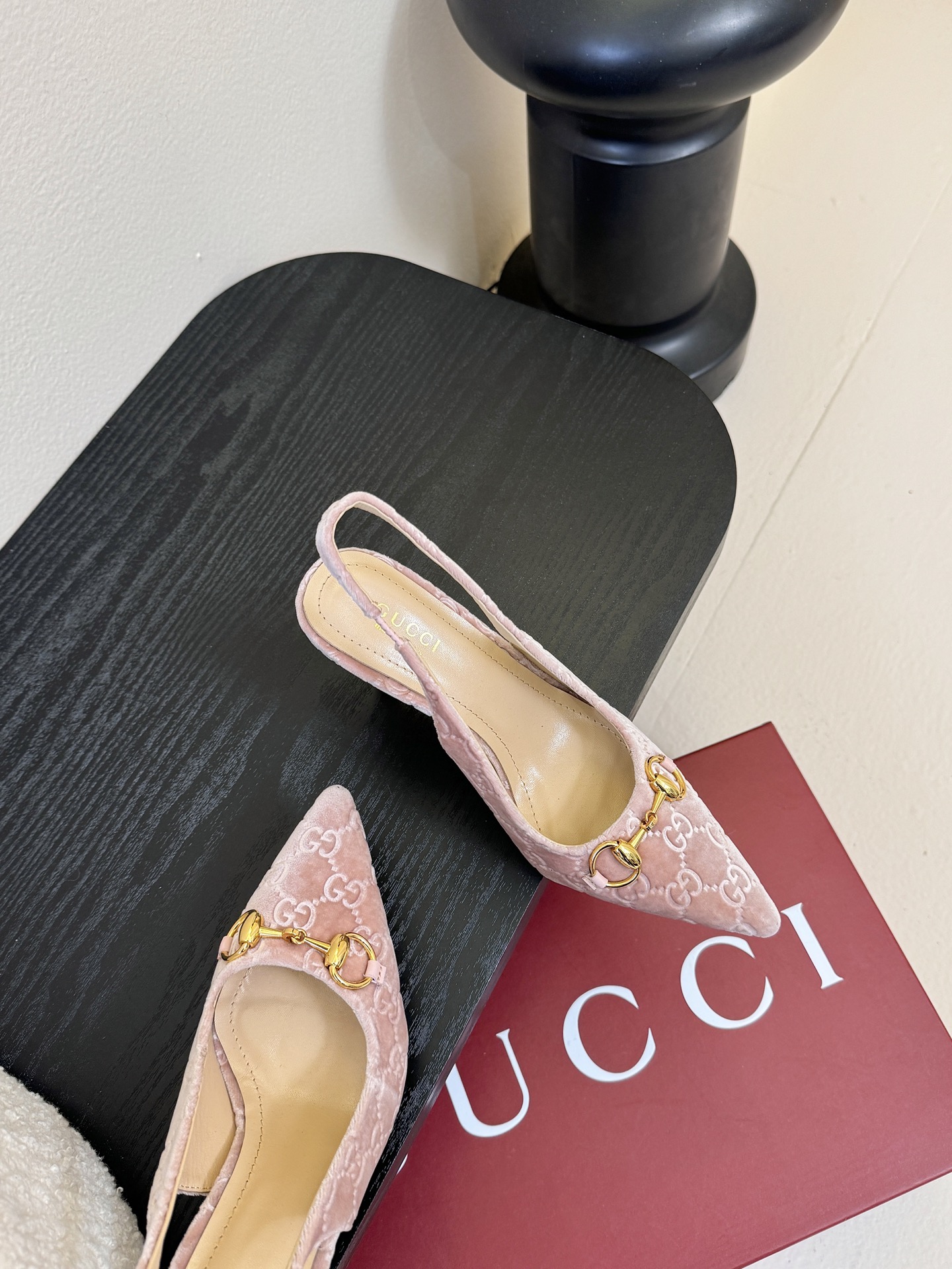 2025夏季 Gucci 最新D字浅金马衔扣丝绒半拖 凉鞋这款女士夹趾凉鞋搭配饰经典大D新马衔扣细节金色