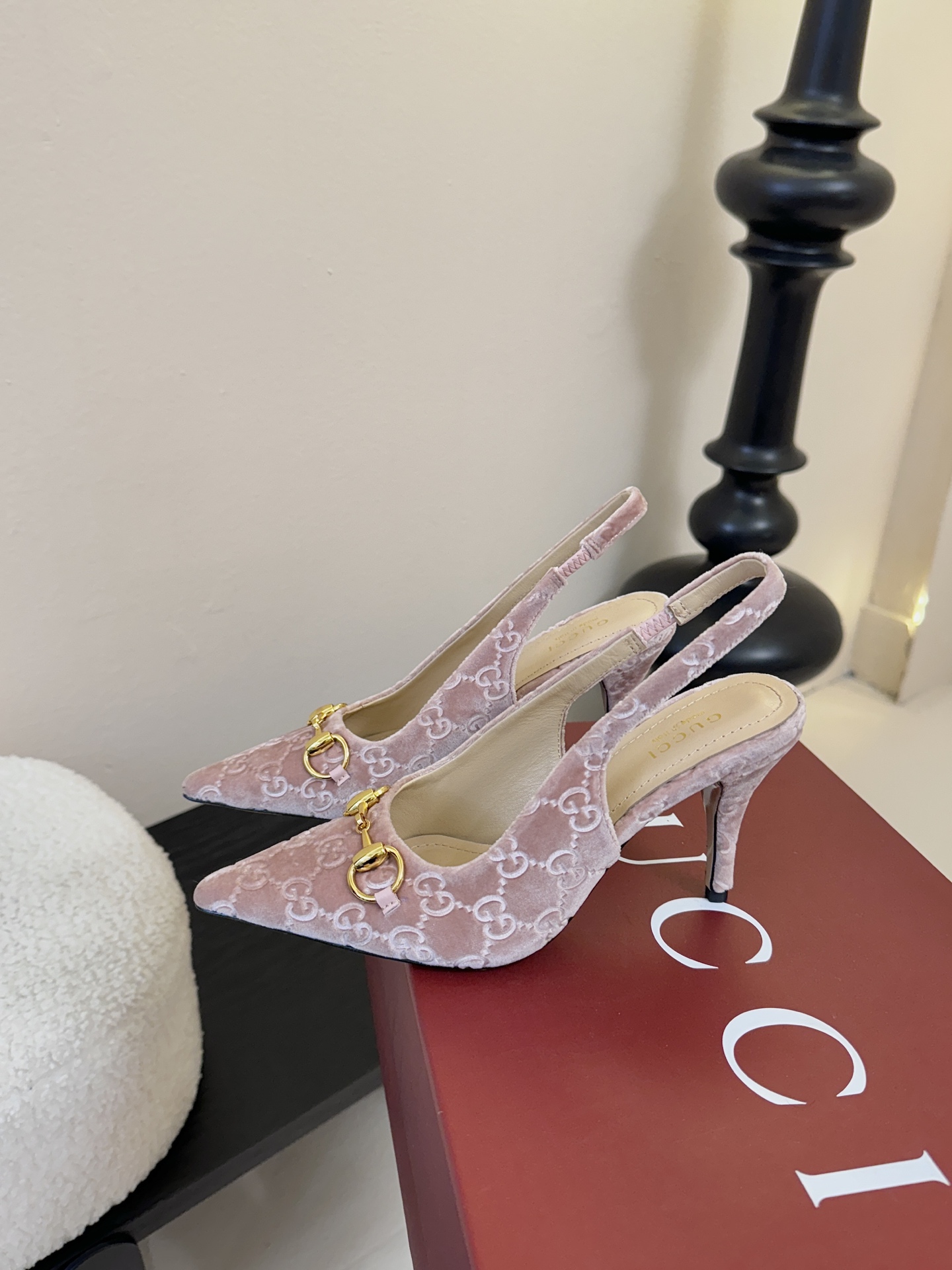 2025夏季 Gucci 最新D字浅金马衔扣丝绒半拖 凉鞋这款女士夹趾凉鞋搭配饰经典大D新马衔扣细节金色