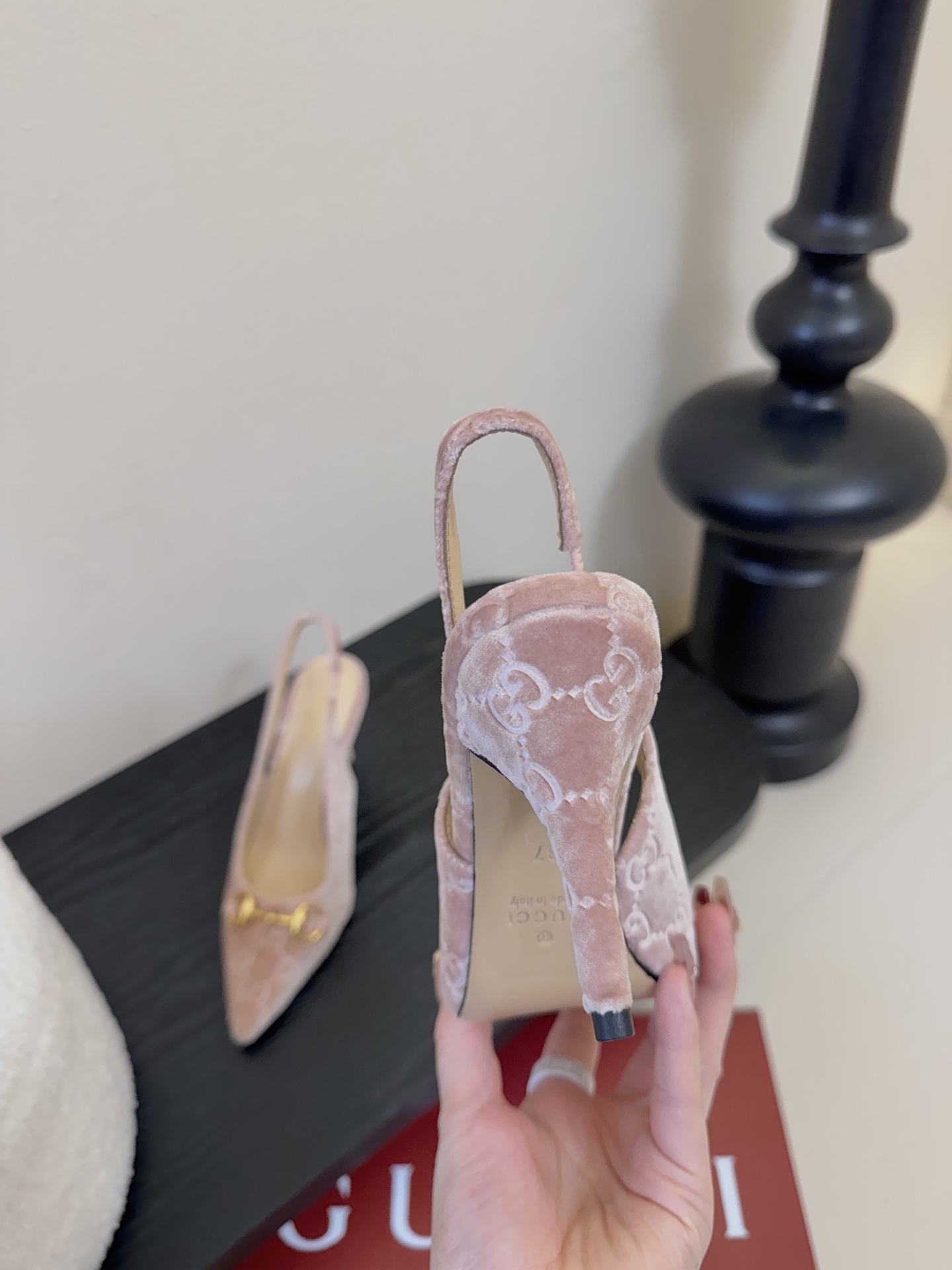 2025夏季 Gucci 最新D字浅金马衔扣丝绒半拖 凉鞋这款女士夹趾凉鞋搭配饰经典大D新马衔扣细节金色