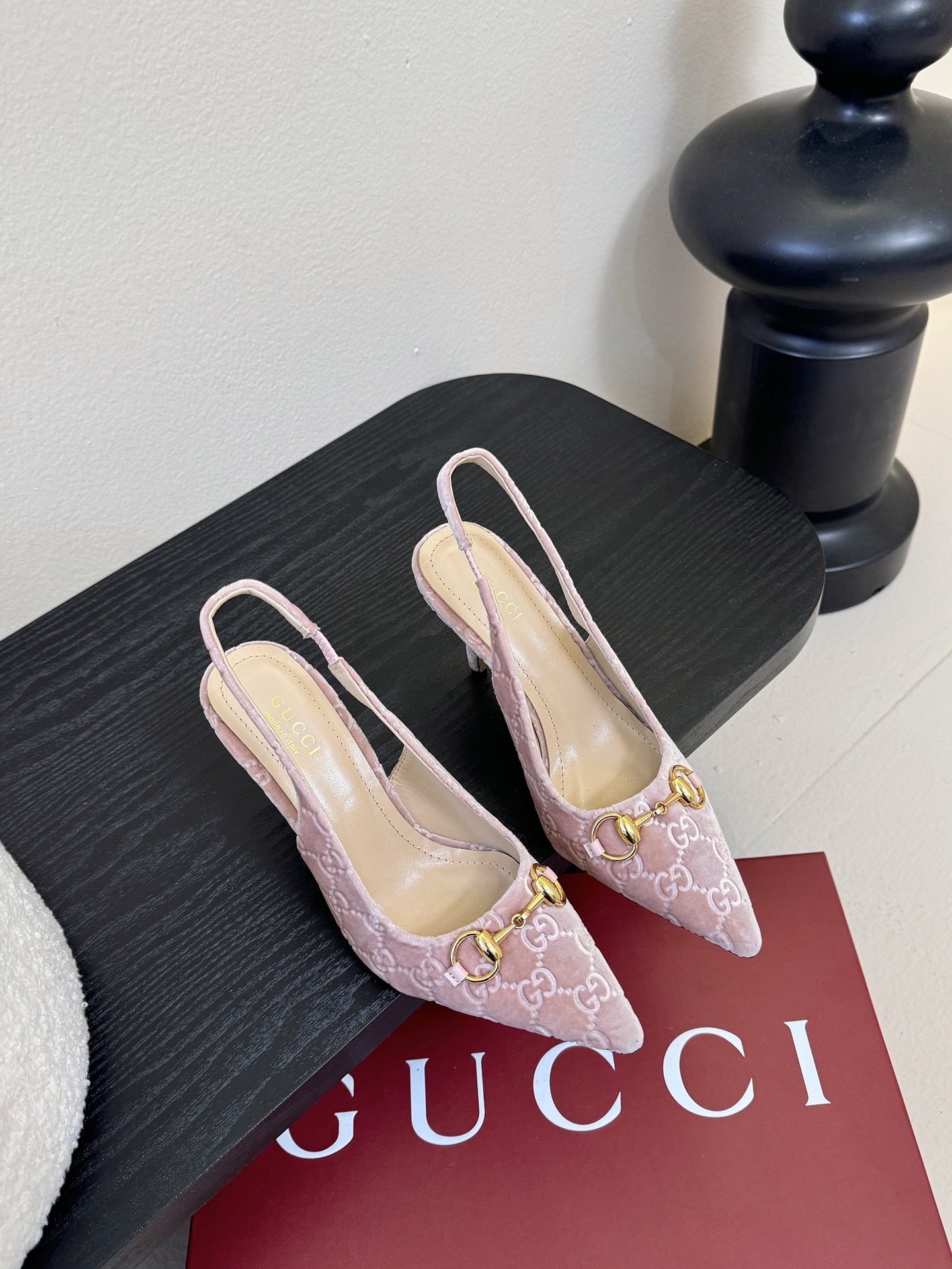 2025夏季 Gucci 最新D字浅金马衔扣丝绒半拖 凉鞋这款女士夹趾凉鞋搭配饰经典大D新马衔扣细节金色