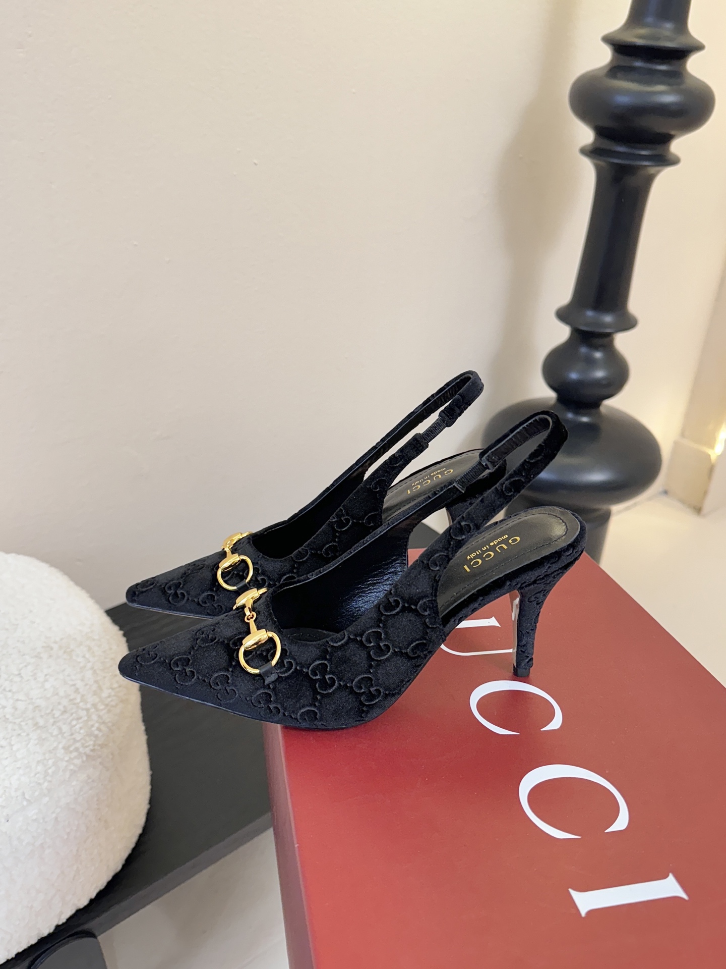 2025夏季 Gucci 最新D字浅金马衔扣丝绒半拖 凉鞋这款女士夹趾凉鞋搭配饰经典大D新马衔扣细节金色