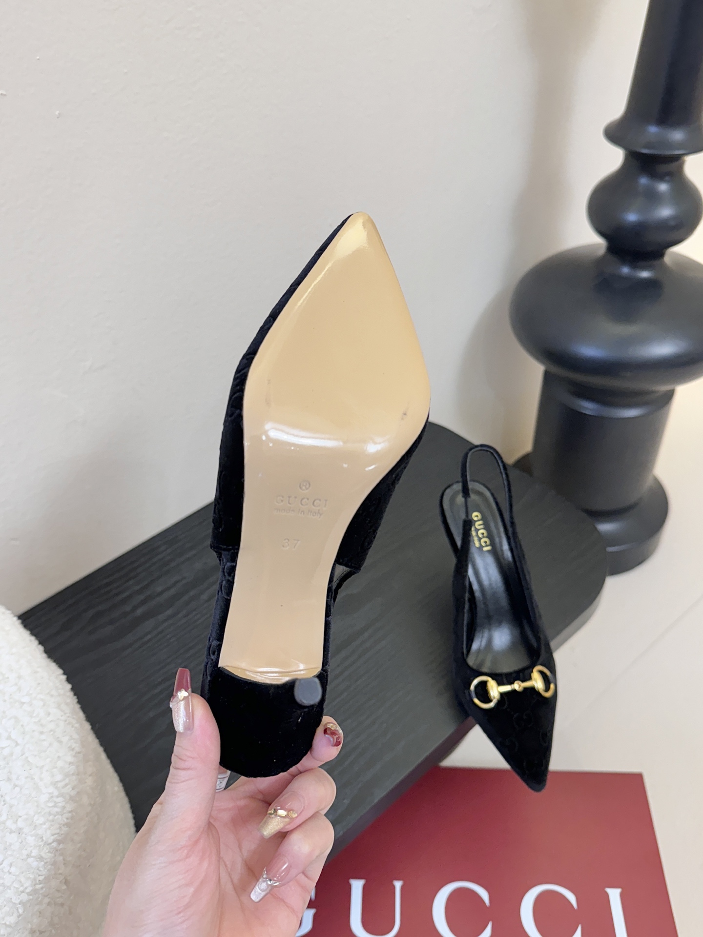 2025夏季 Gucci 最新D字浅金马衔扣丝绒半拖 凉鞋这款女士夹趾凉鞋搭配饰经典大D新马衔扣细节金色