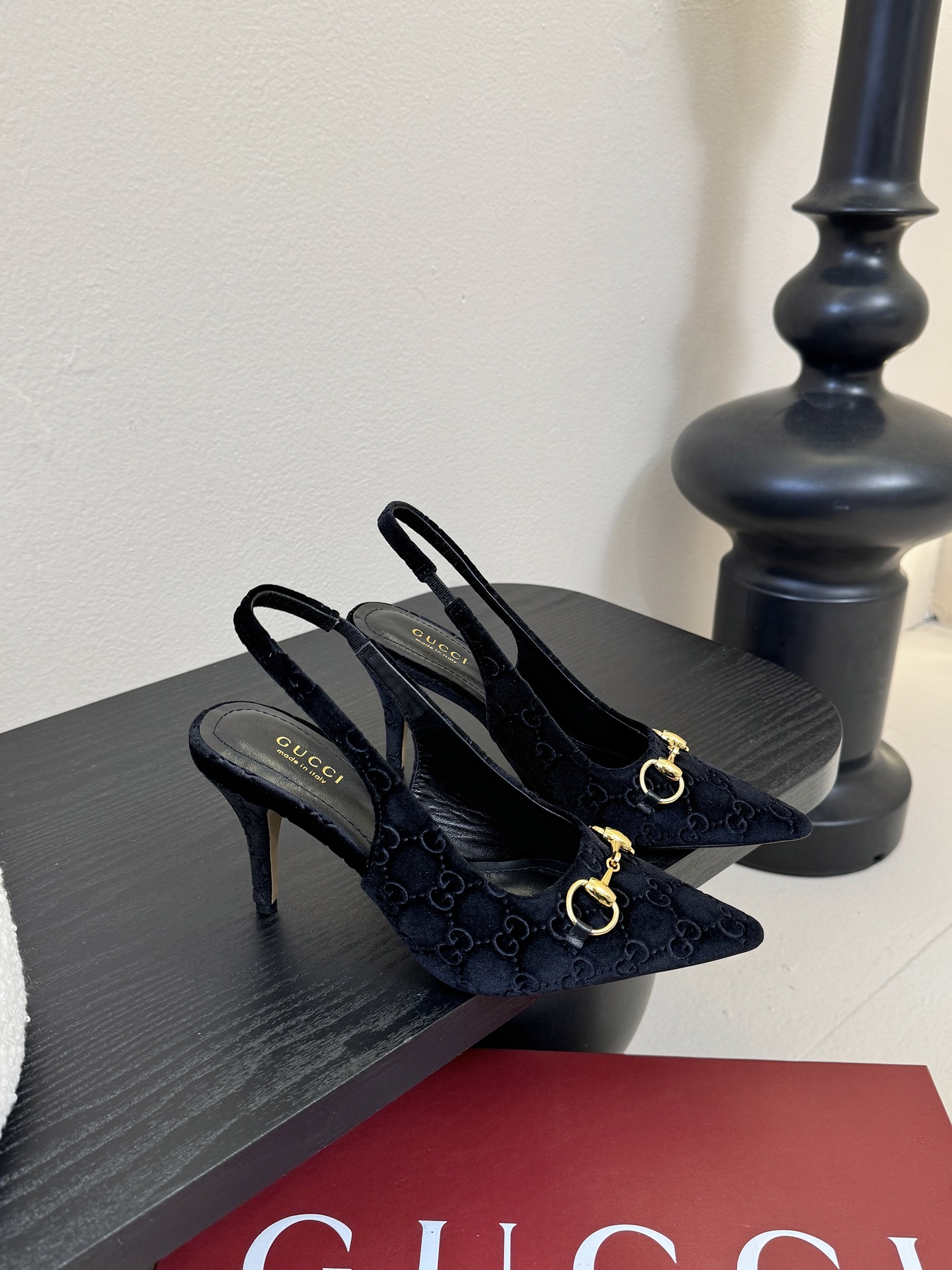 2025夏季 Gucci 最新D字浅金马衔扣丝绒半拖 凉鞋这款女士夹趾凉鞋搭配饰经典大D新马衔扣细节金色