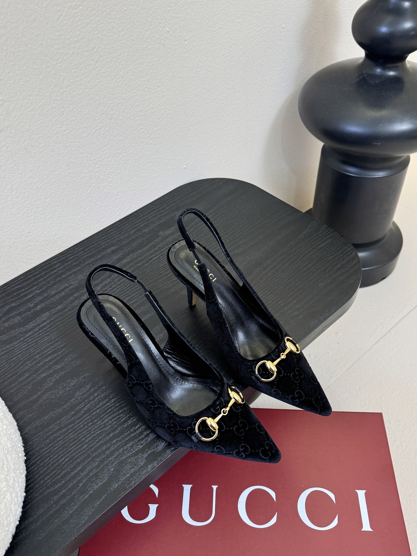 2025夏季 Gucci 最新D字浅金马衔扣丝绒半拖 凉鞋这款女士夹趾凉鞋搭配饰经典大D新马衔扣细节金色