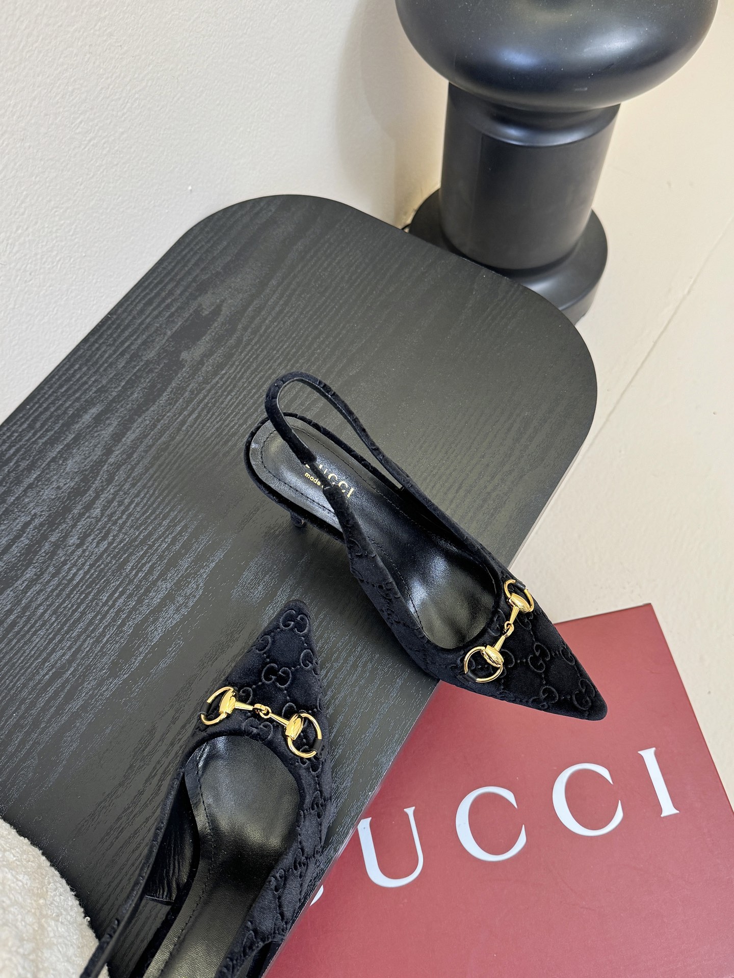 2025夏季 Gucci 最新D字浅金马衔扣丝绒半拖 凉鞋这款女士夹趾凉鞋搭配饰经典大D新马衔扣细节金色