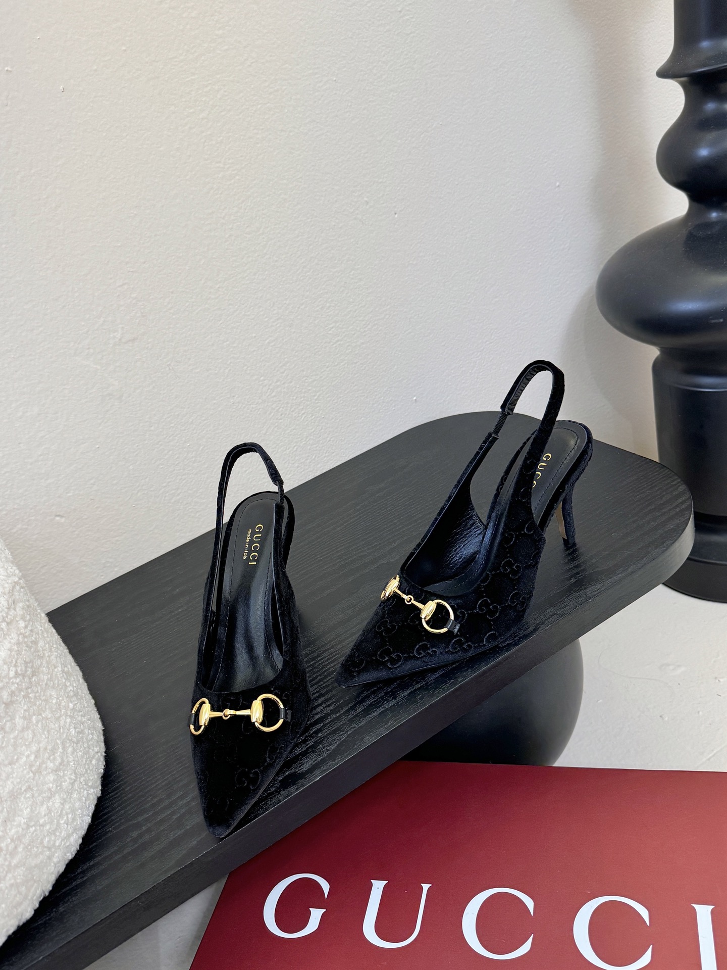 2025夏季 Gucci 最新D字浅金马衔扣丝绒半拖 凉鞋这款女士夹趾凉鞋搭配饰经典大D新马衔扣细节金色