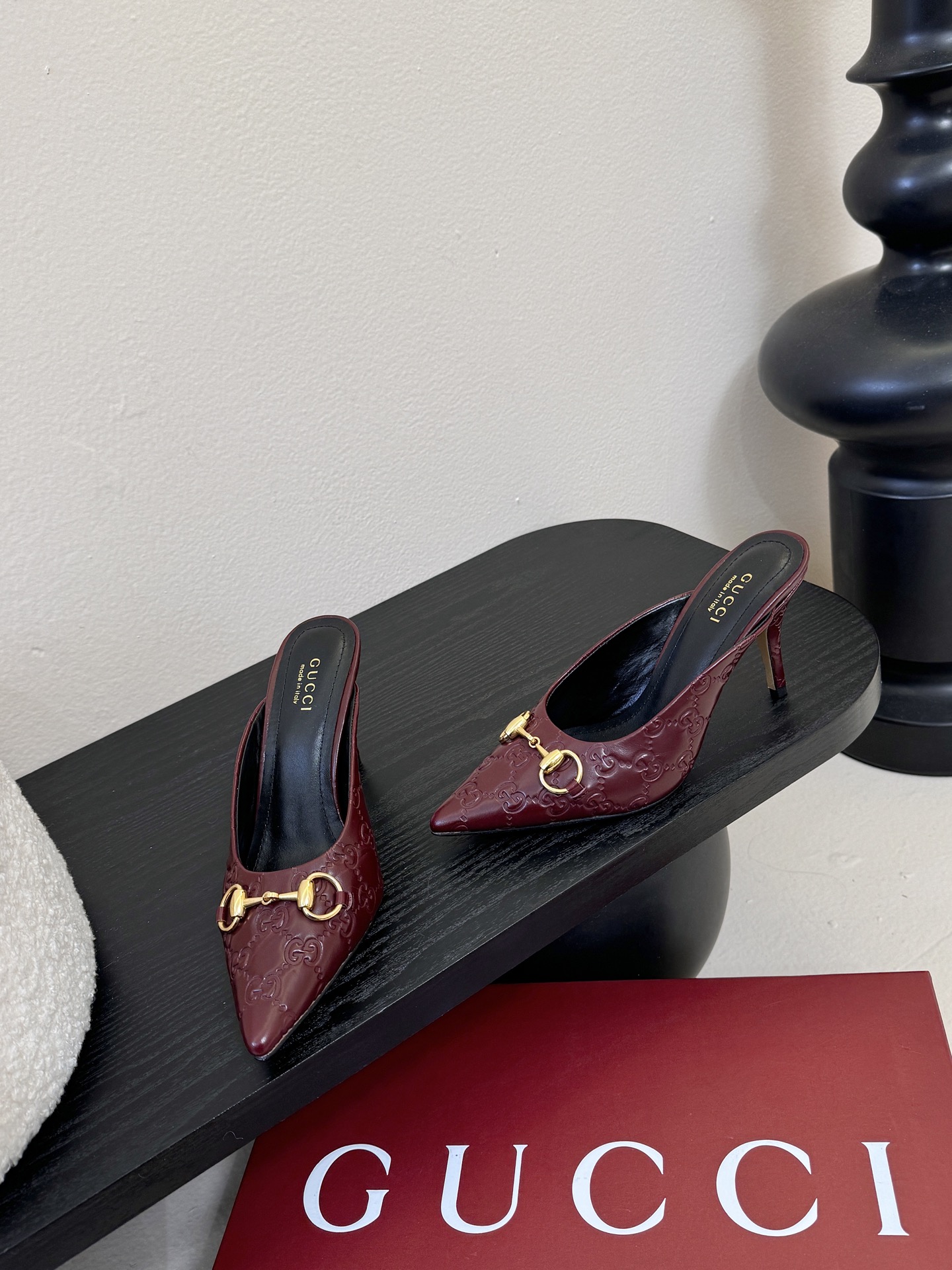 Gucci 最新D字浅金马衔扣丝绒半拖 凉鞋这款女士夹趾凉鞋搭配饰经典大D新马衔扣细节金色调配件，彰显品