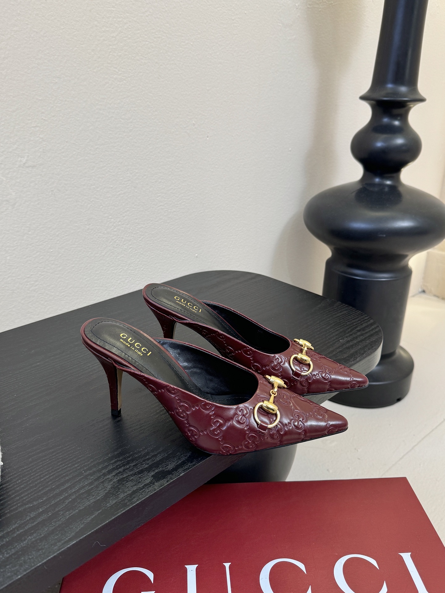 Gucci 最新D字浅金马衔扣丝绒半拖 凉鞋这款女士夹趾凉鞋搭配饰经典大D新马衔扣细节金色调配件，彰显品