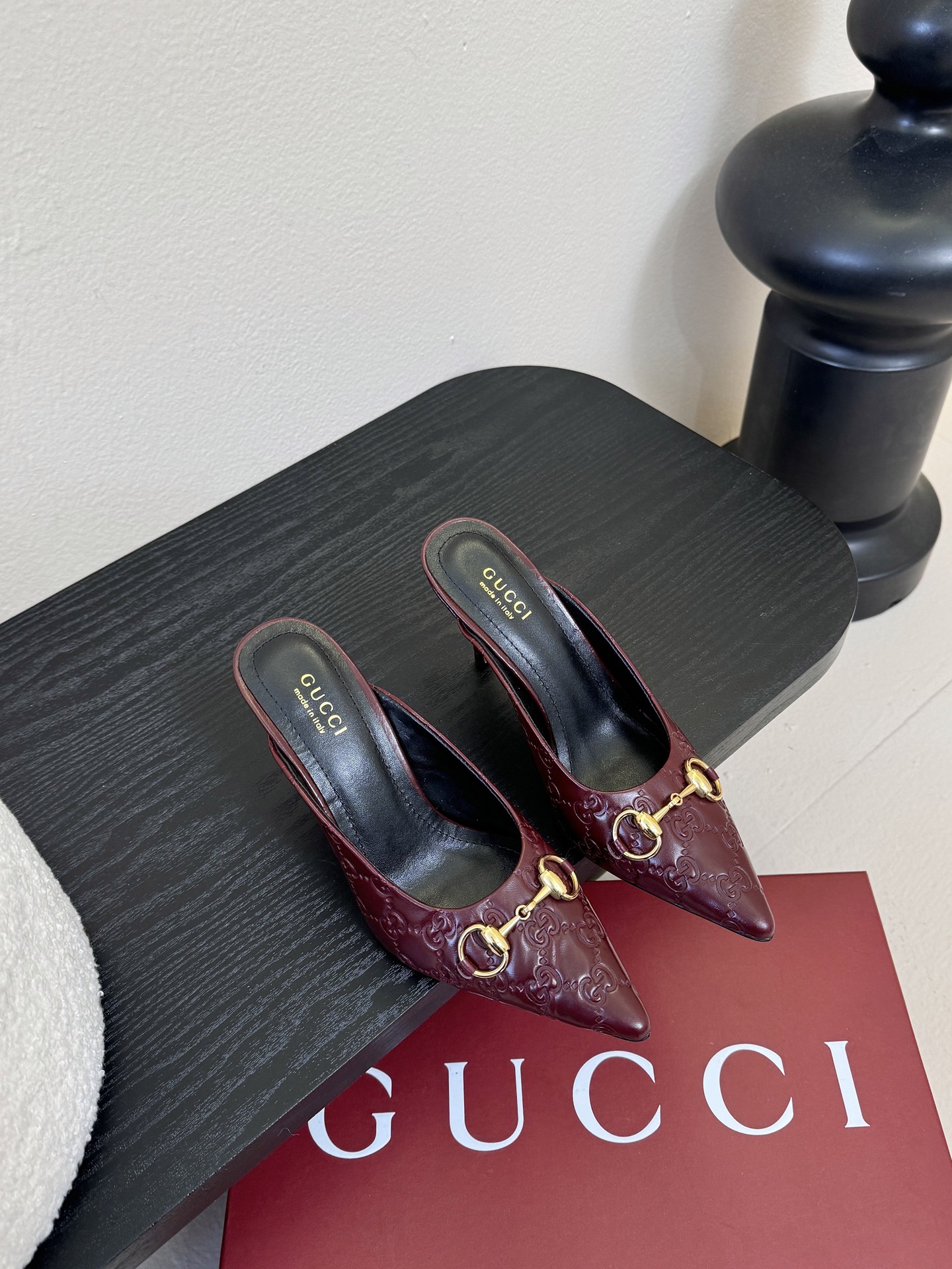 Gucci 最新D字浅金马衔扣丝绒半拖 凉鞋这款女士夹趾凉鞋搭配饰经典大D新马衔扣细节金色调配件，彰显品