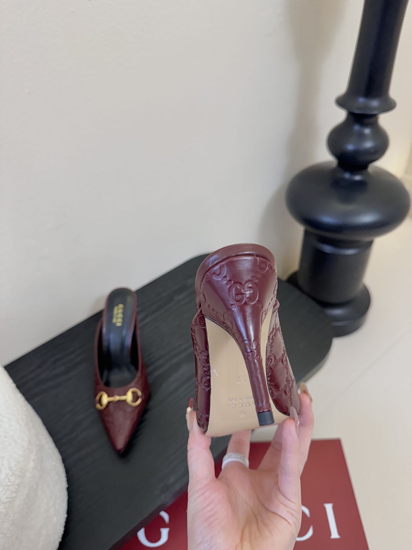 Gucci 最新D字浅金马衔扣丝绒半拖 凉鞋这款女士夹趾凉鞋搭配饰经典大D新马衔扣细节金色调配件，彰显品