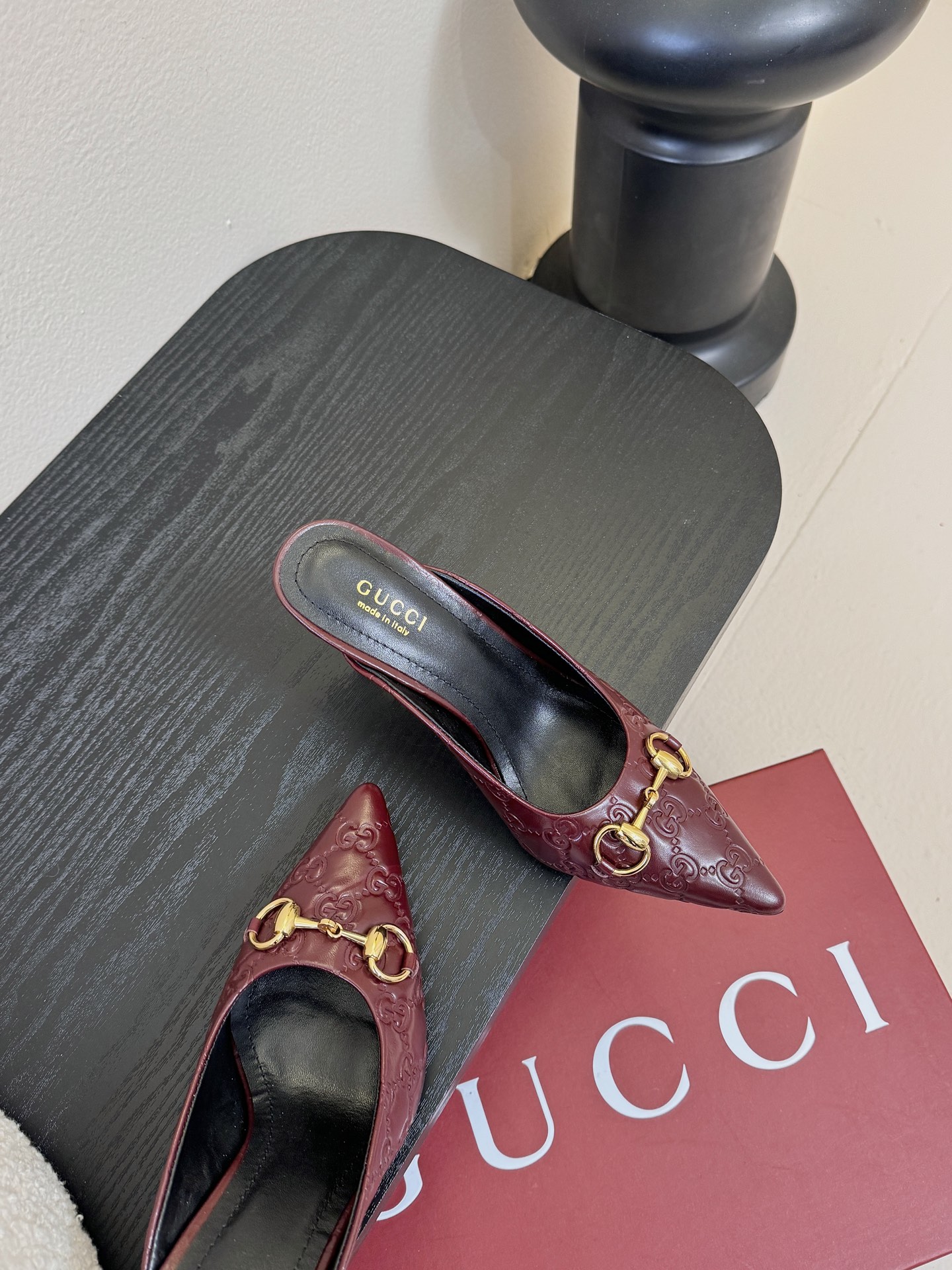 Gucci 最新D字浅金马衔扣丝绒半拖 凉鞋这款女士夹趾凉鞋搭配饰经典大D新马衔扣细节金色调配件，彰显品