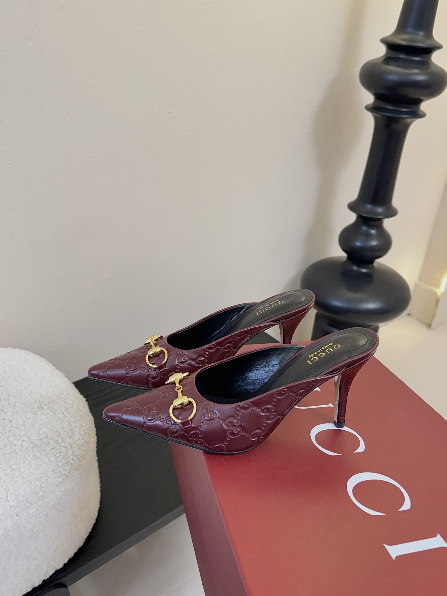 Gucci 最新D字浅金马衔扣丝绒半拖 凉鞋这款女士夹趾凉鞋搭配饰经典大D新马衔扣细节金色调配件，彰显品