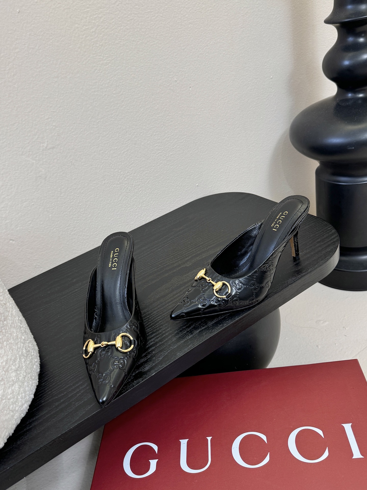 Gucci 最新D字浅金马衔扣丝绒半拖 凉鞋这款女士夹趾凉鞋搭配饰经典大D新马衔扣细节金色调配件，彰显品