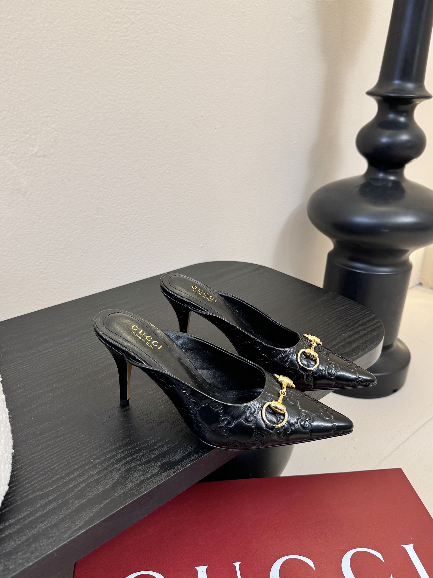 Gucci 最新D字浅金马衔扣丝绒半拖 凉鞋这款女士夹趾凉鞋搭配饰经典大D新马衔扣细节金色调配件，彰显品