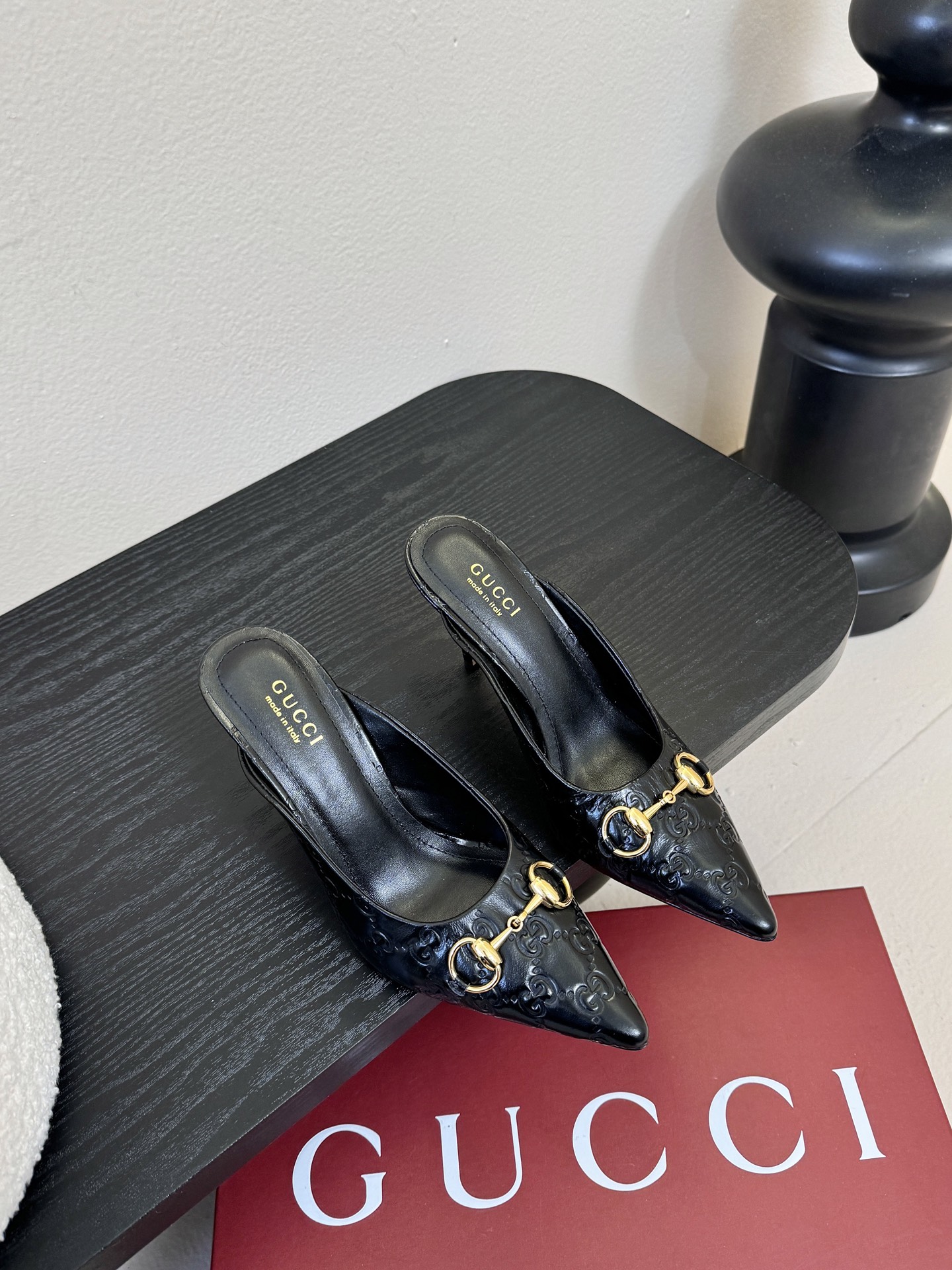 Gucci 最新D字浅金马衔扣丝绒半拖 凉鞋这款女士夹趾凉鞋搭配饰经典大D新马衔扣细节金色调配件，彰显品