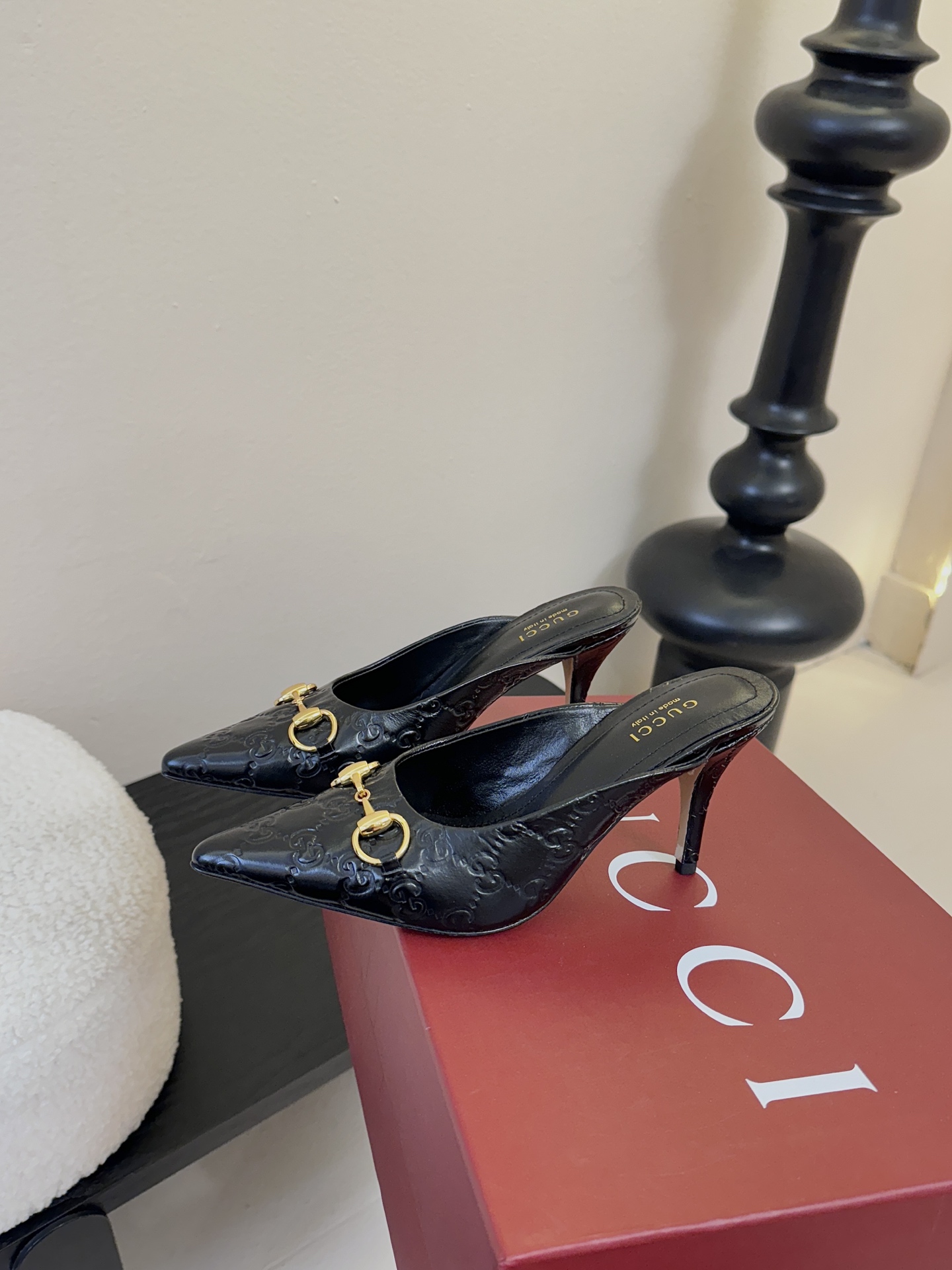 Gucci 最新D字浅金马衔扣丝绒半拖 凉鞋这款女士夹趾凉鞋搭配饰经典大D新马衔扣细节金色调配件，彰显品