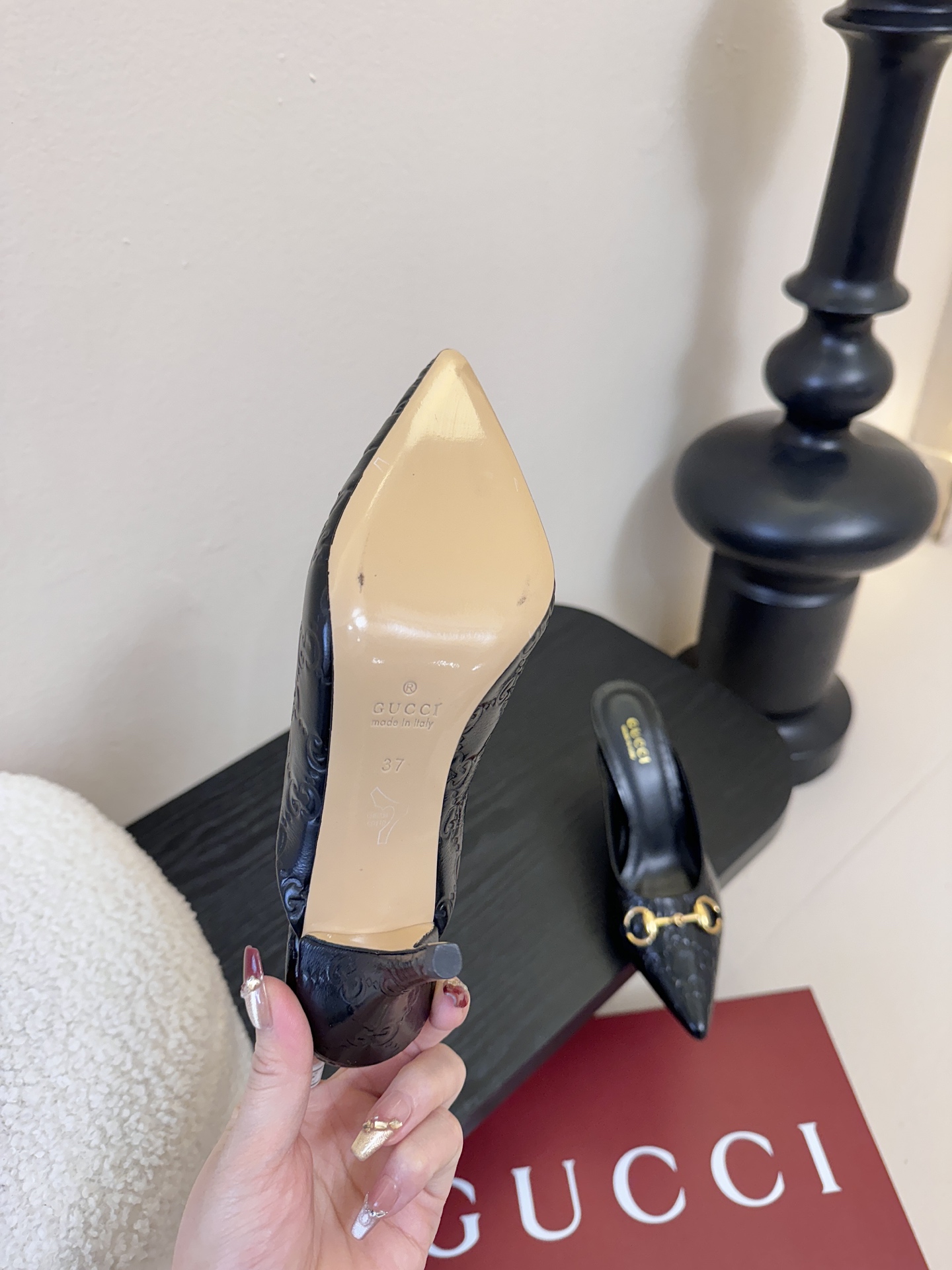 Gucci 最新D字浅金马衔扣丝绒半拖 凉鞋这款女士夹趾凉鞋搭配饰经典大D新马衔扣细节金色调配件，彰显品